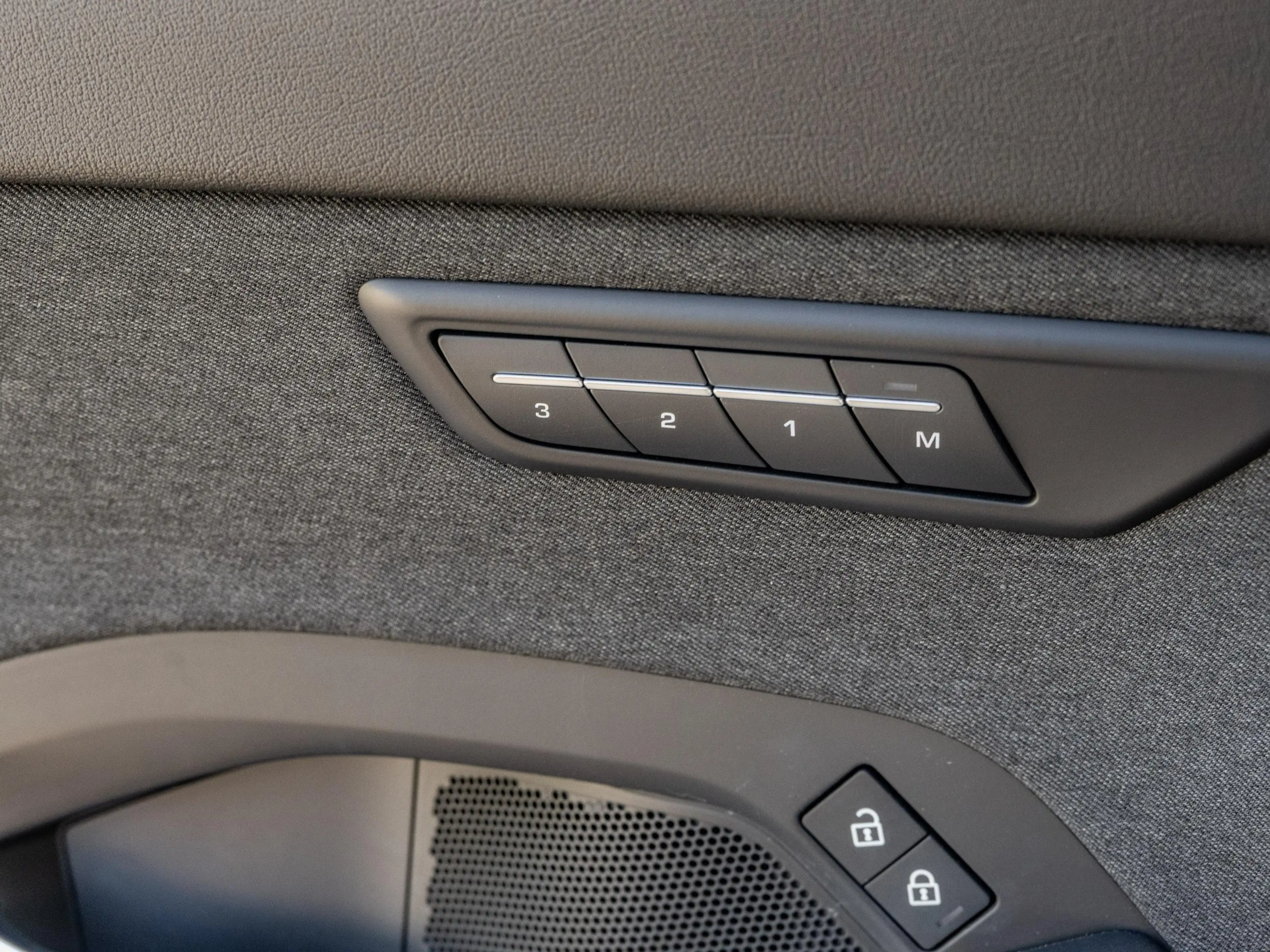 Jaguar E-Pace P300e R-Dynamic HSE Memory | Carplay | Blind Spot — photo 13