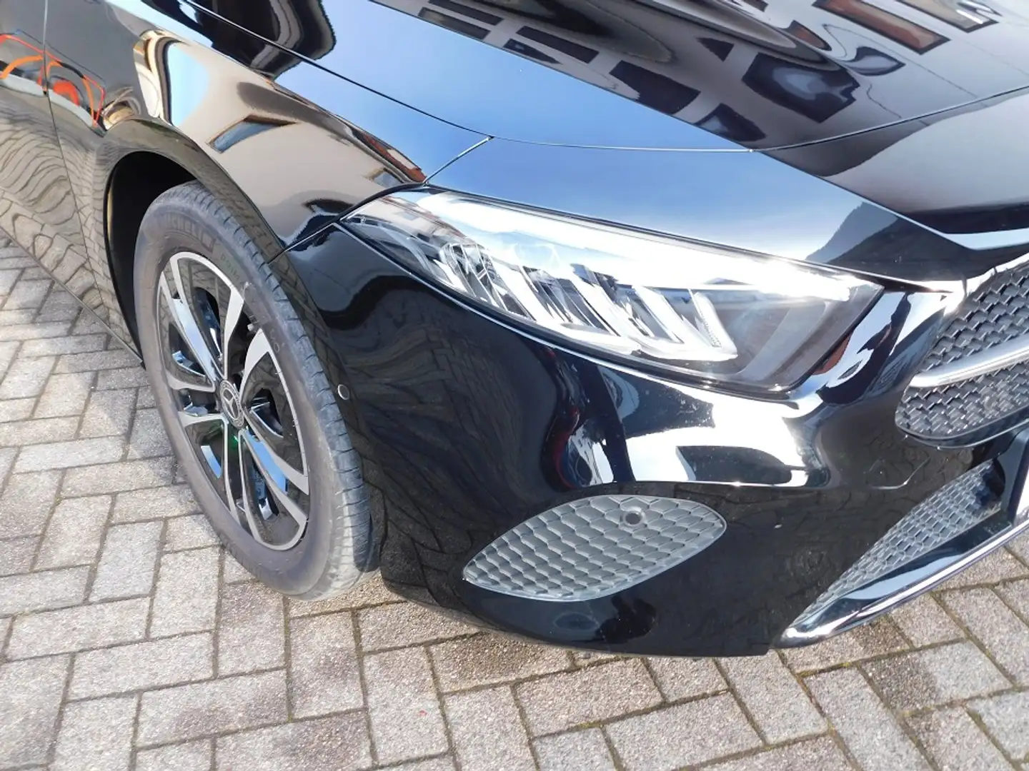 Mercedes-Benz A 180 Progressive   Advanced-Paket/LED/Navi/SHZ/AT Schwarz - 2