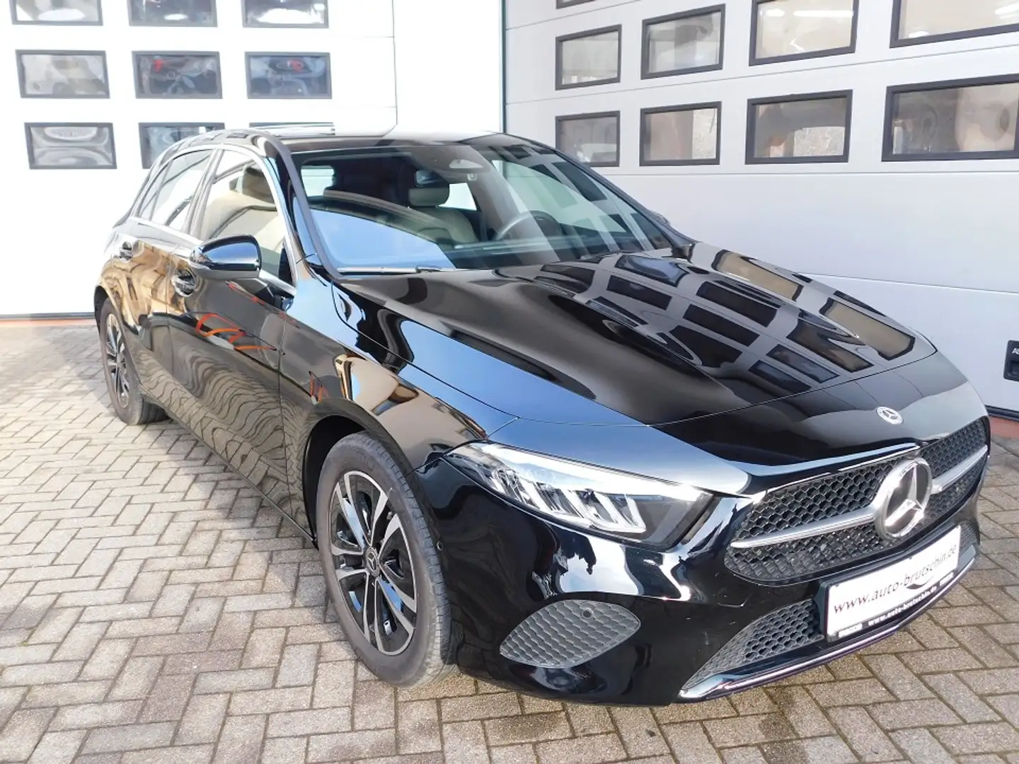 Mercedes-Benz A 180 Progressive   Advanced-Paket/LED/Navi/SHZ/AT Schwarz - 1