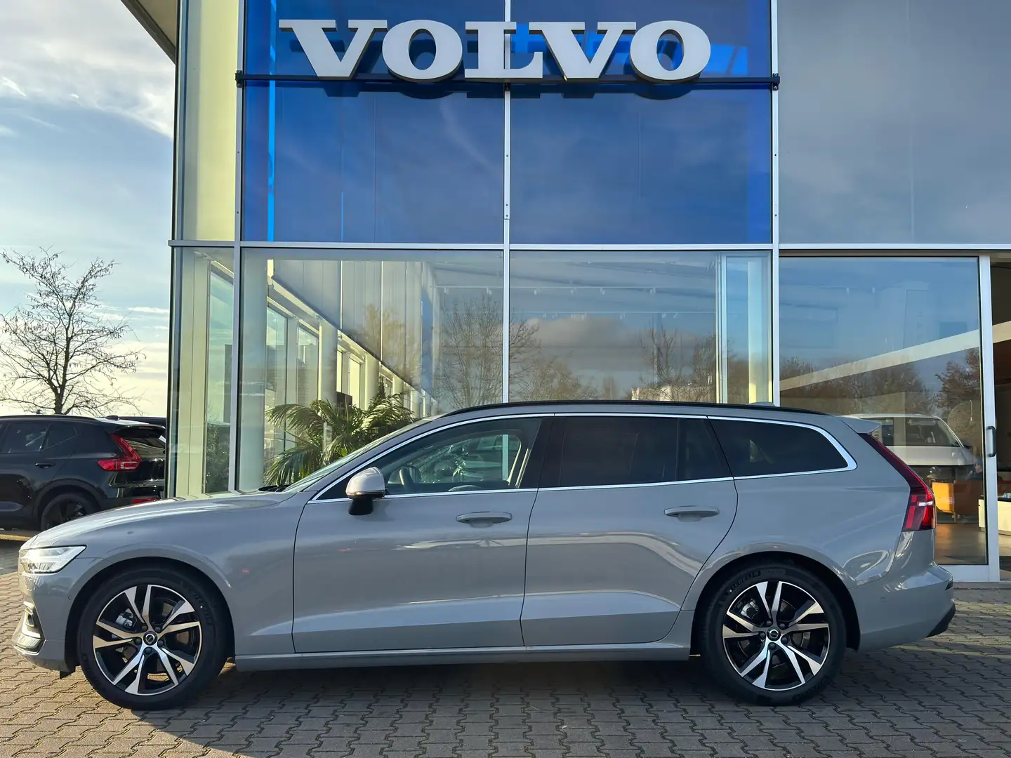 Volvo V60 B4 Core Grau - 2