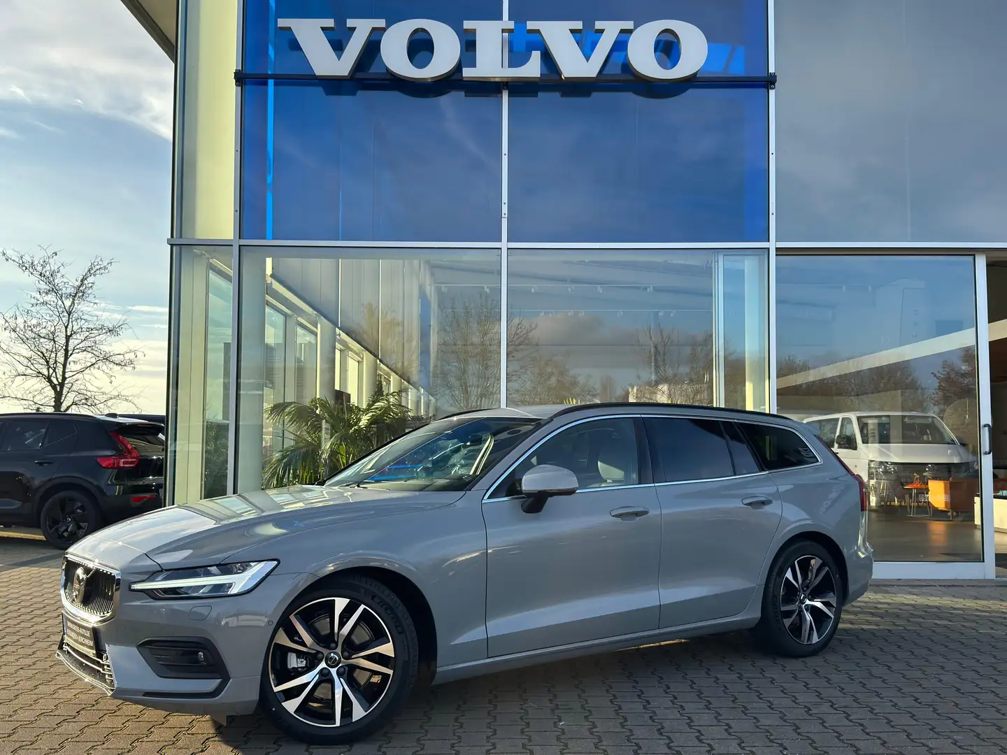 Volvo V60 B4 Core Grau - 1