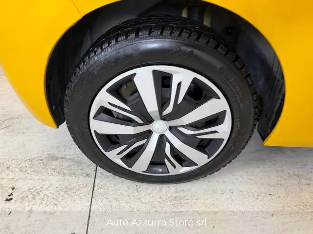 Peugeot 208 view 5