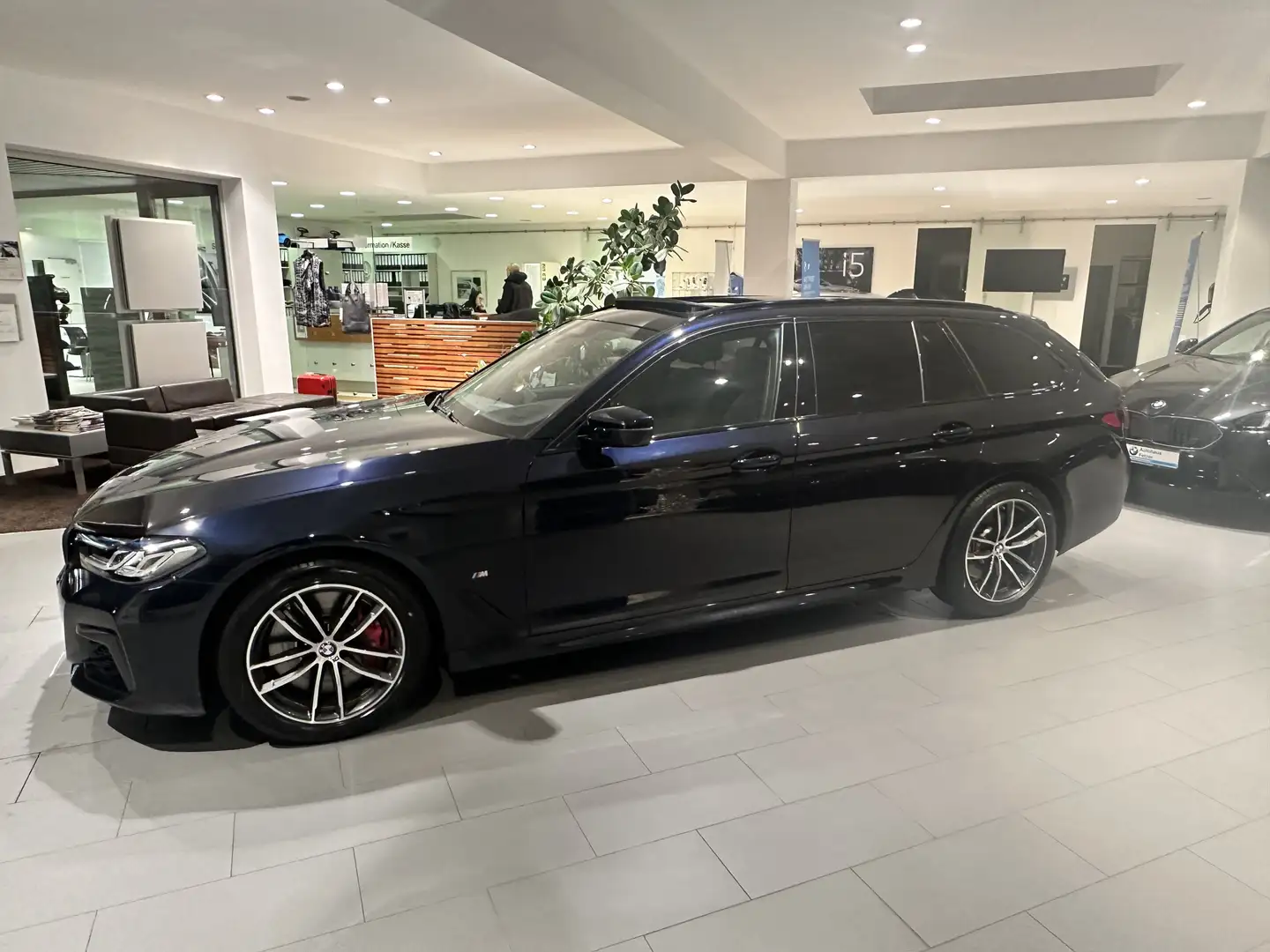 BMW 540 i xDrive A M Sportpaket Head-Up HK HiFi DAB Schwarz - 2
