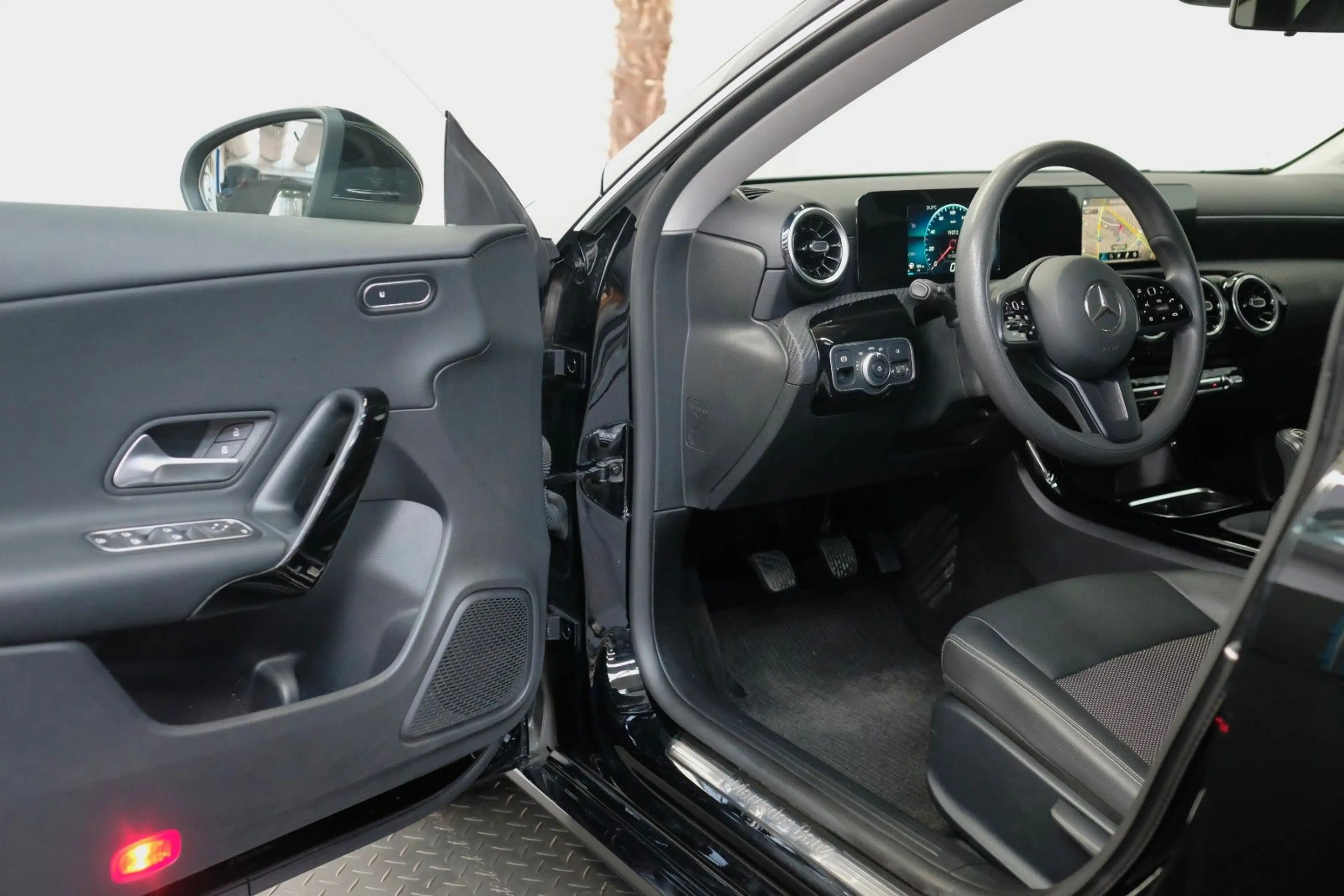 Mercedes-Benz CLA 180 *LEDER*NAVI*PDC*SHZ*TEMP* — photo 14