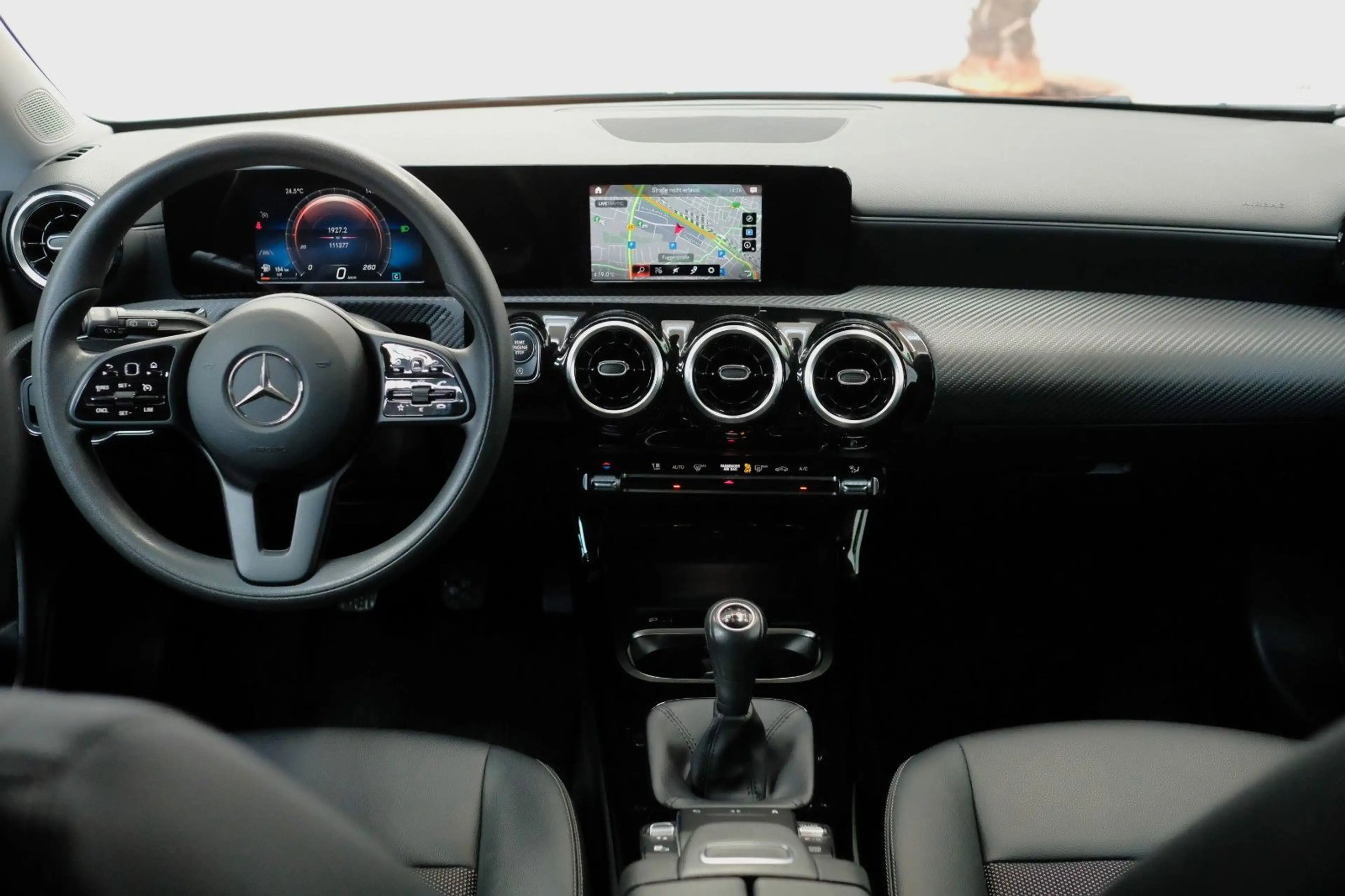 Mercedes-Benz CLA 180 *LEDER*NAVI*PDC*SHZ*TEMP* — photo 13