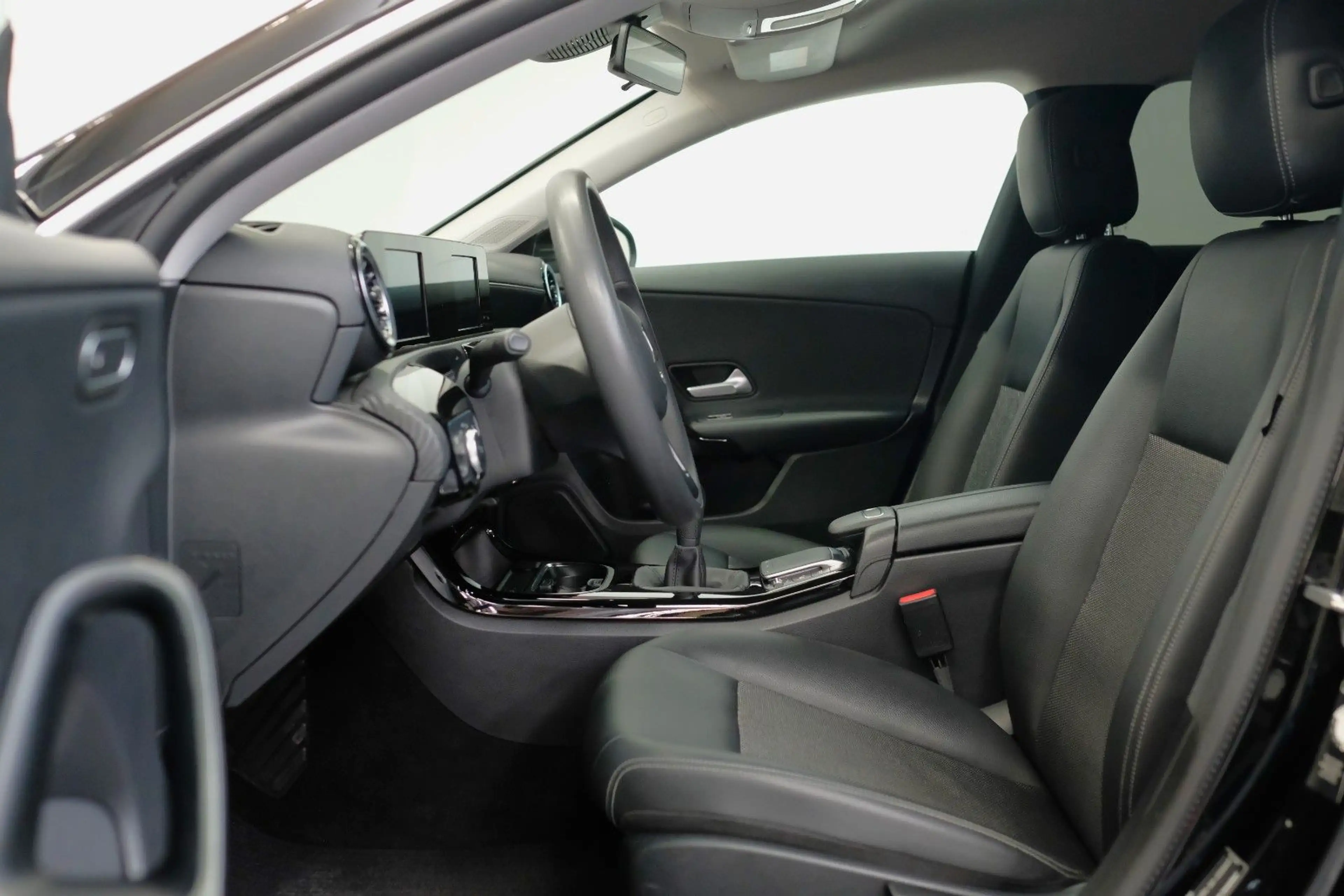 Mercedes-Benz CLA 180 *LEDER*NAVI*PDC*SHZ*TEMP* — photo 15
