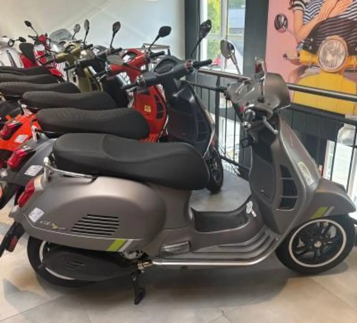 Vespa GTS 300 ASR USB ABS Keyless Gris - 2