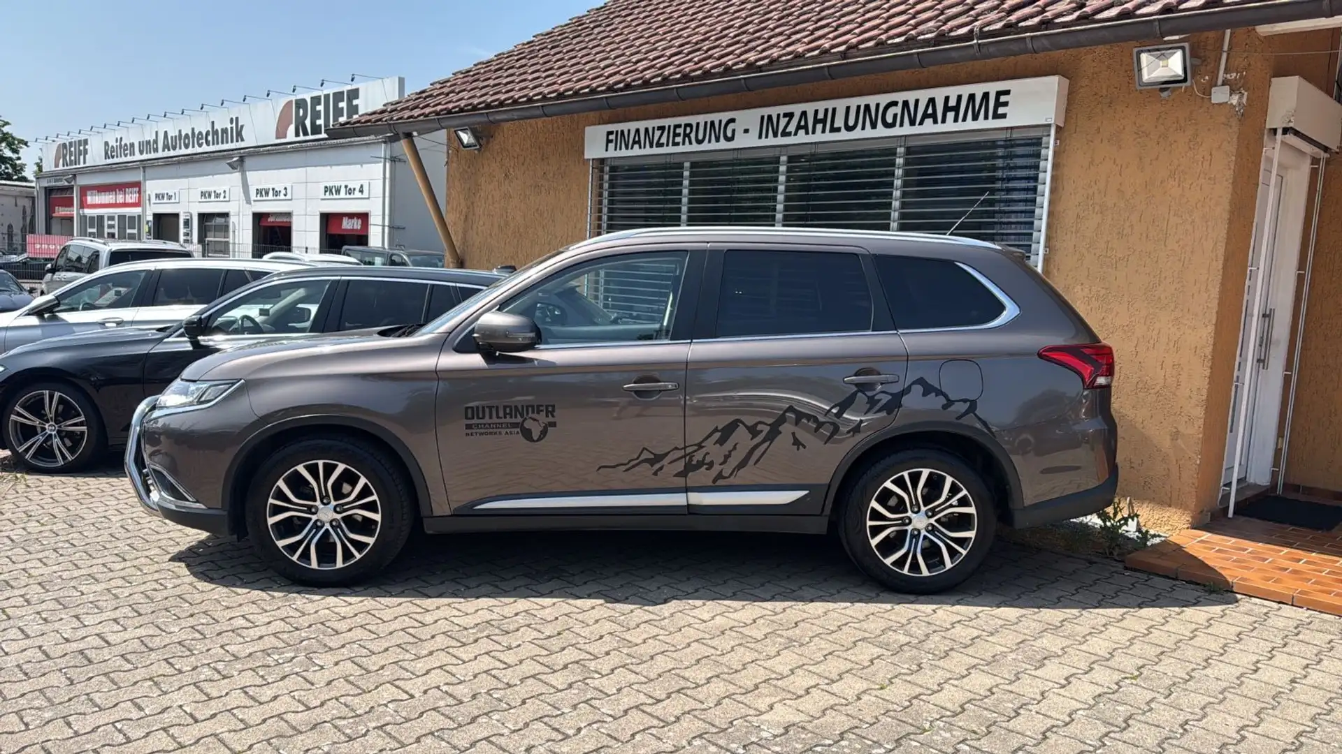 Mitsubishi Outlander Plus 4WD 7-Sitz+AHK+TEMP+SHZ+ Braun - 2