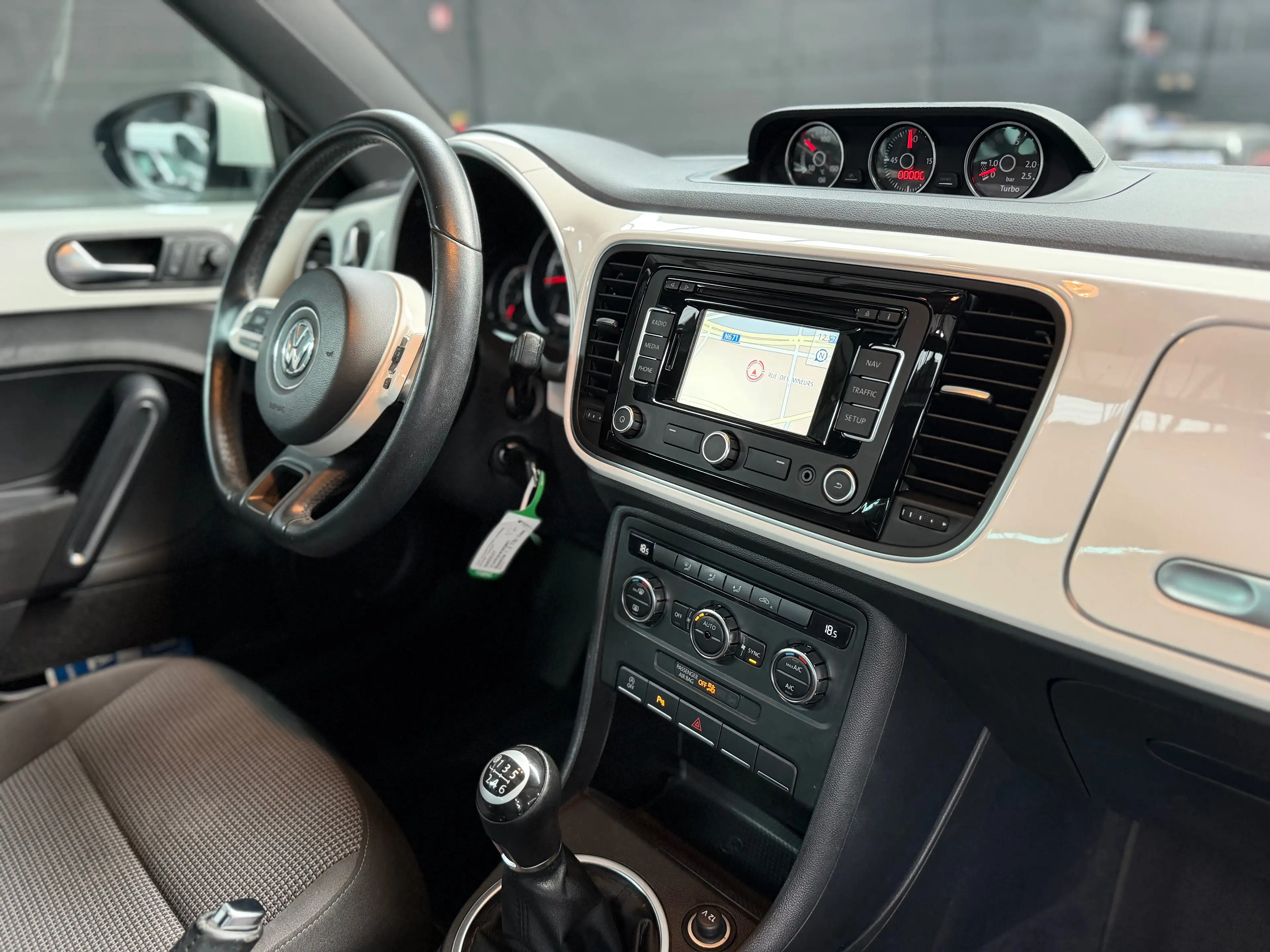 Volkswagen Beetle 1.2 TSI Design BMT * PANO * GPS * XENON * RADAR * CLIM * GARANTIE — photo 13