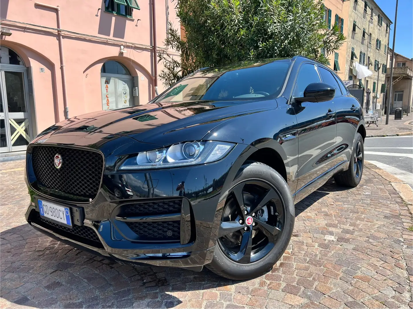 Jaguar F-Pace F-Pace 2.0d i4 R-Dynamic awd 180cv auto my19 Noir - 1
