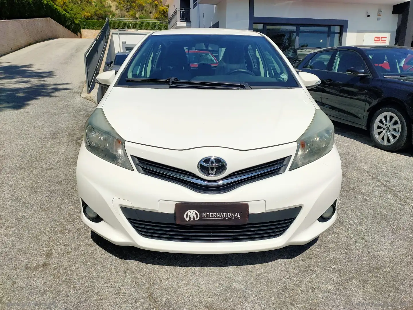 Toyota Yaris 1.0 5p. Lounge Weiß - 2