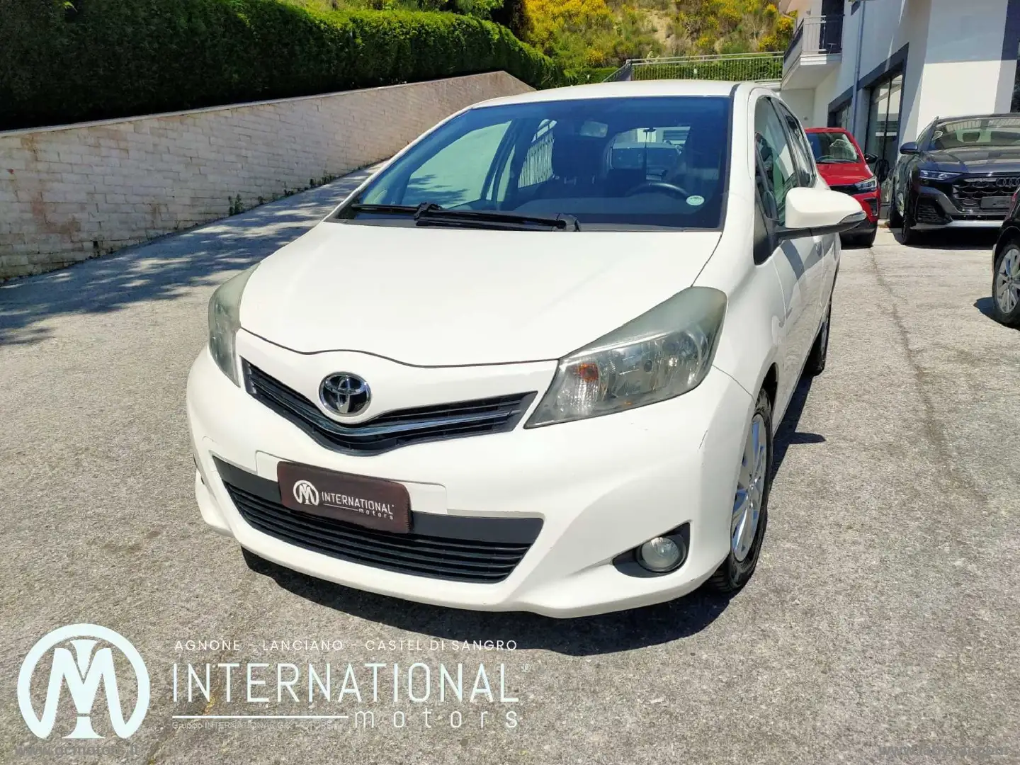 Toyota Yaris 1.0 5p. Lounge Weiß - 1