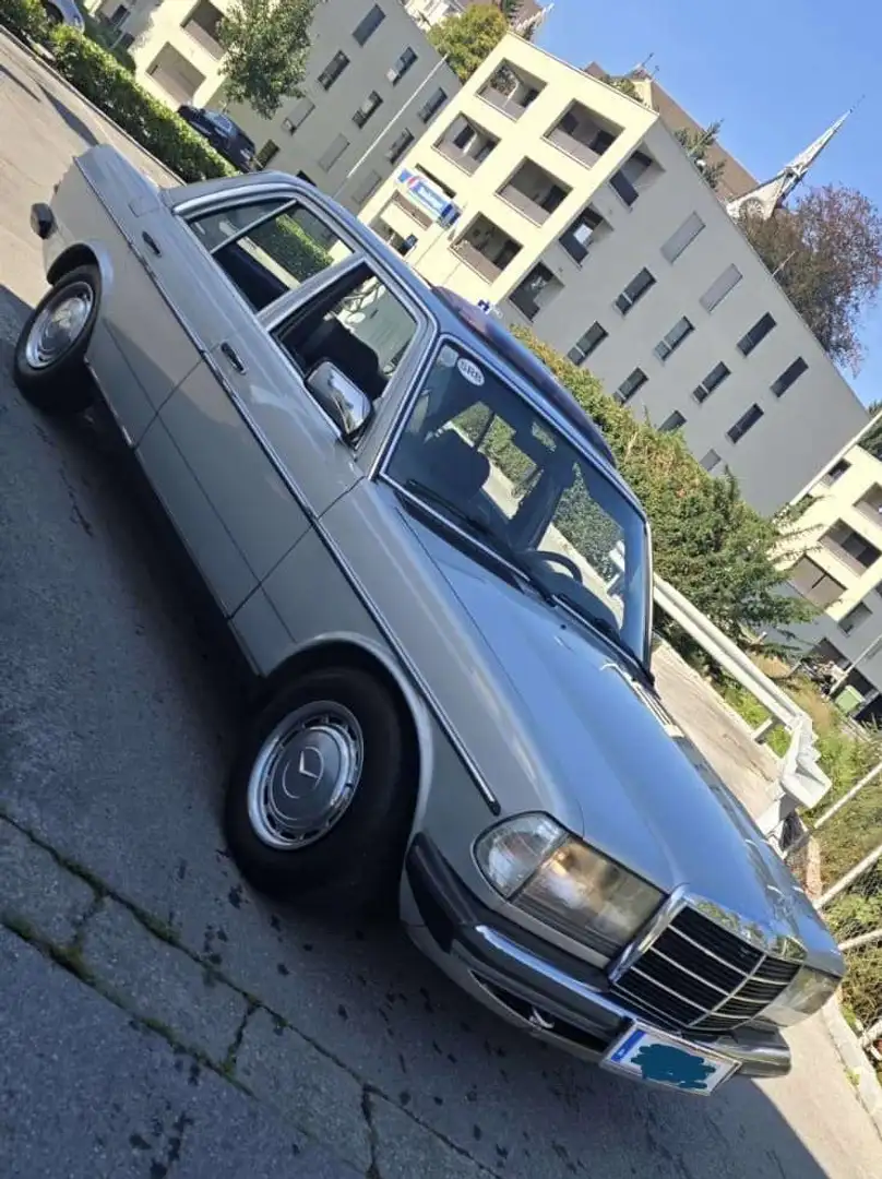 Mercedes-Benz E 230 W123 - 2