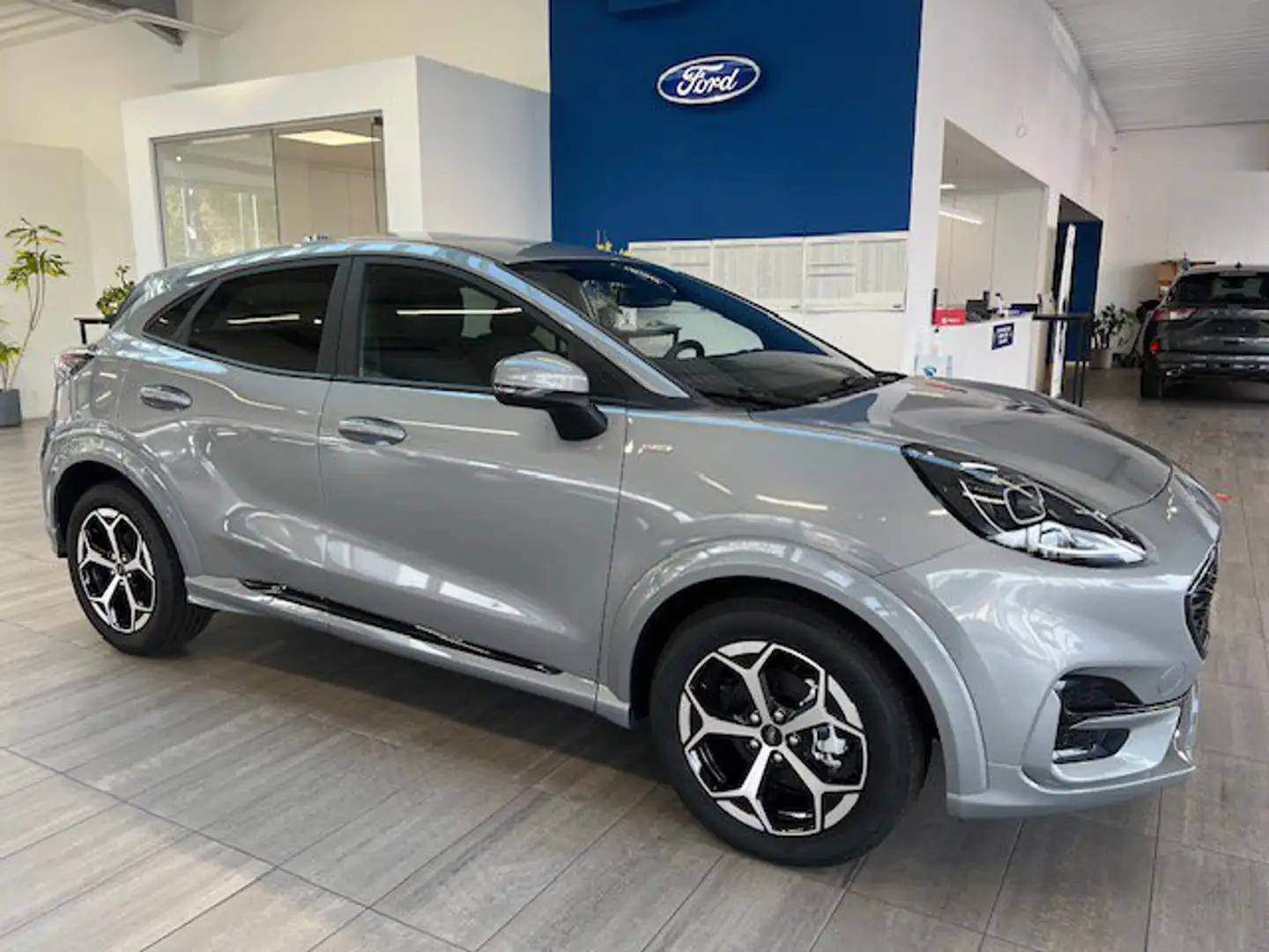 Ford Puma 1.0i EcoBoost 125pk mHEV ST-Line AUTOMAAT Grijs - 1