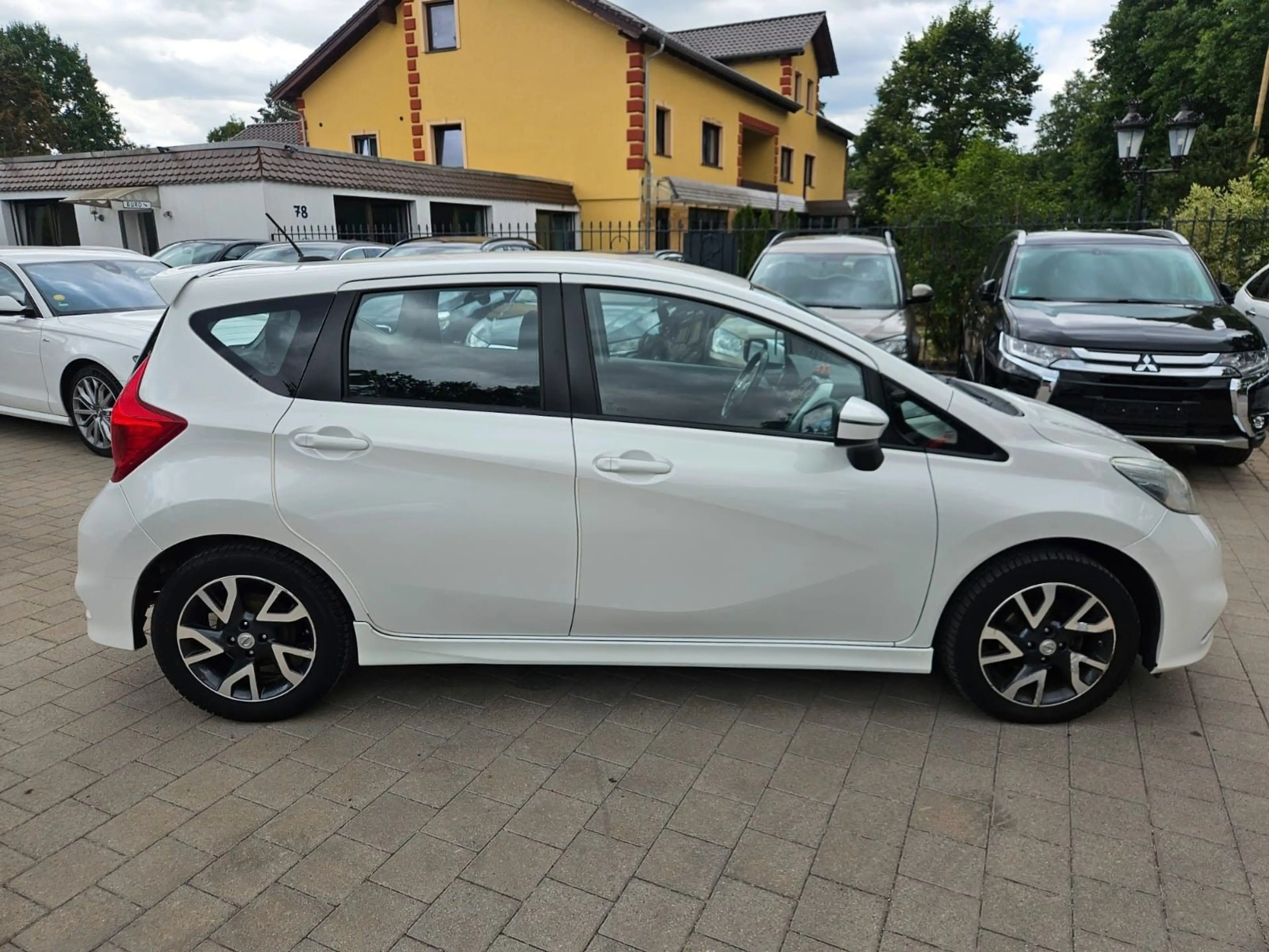 Nissan Note Versa — photo 4