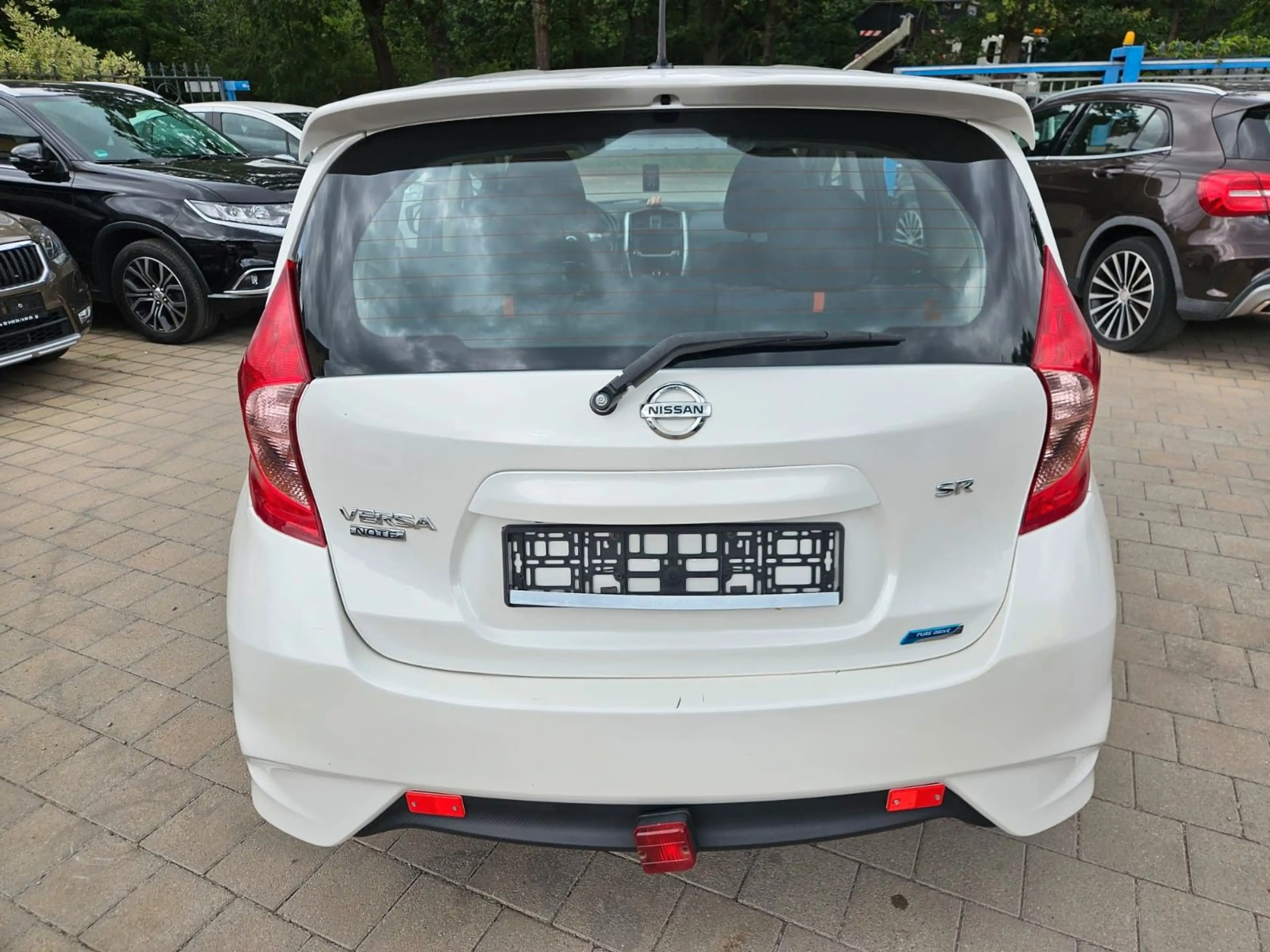 Nissan Note Versa — photo 11