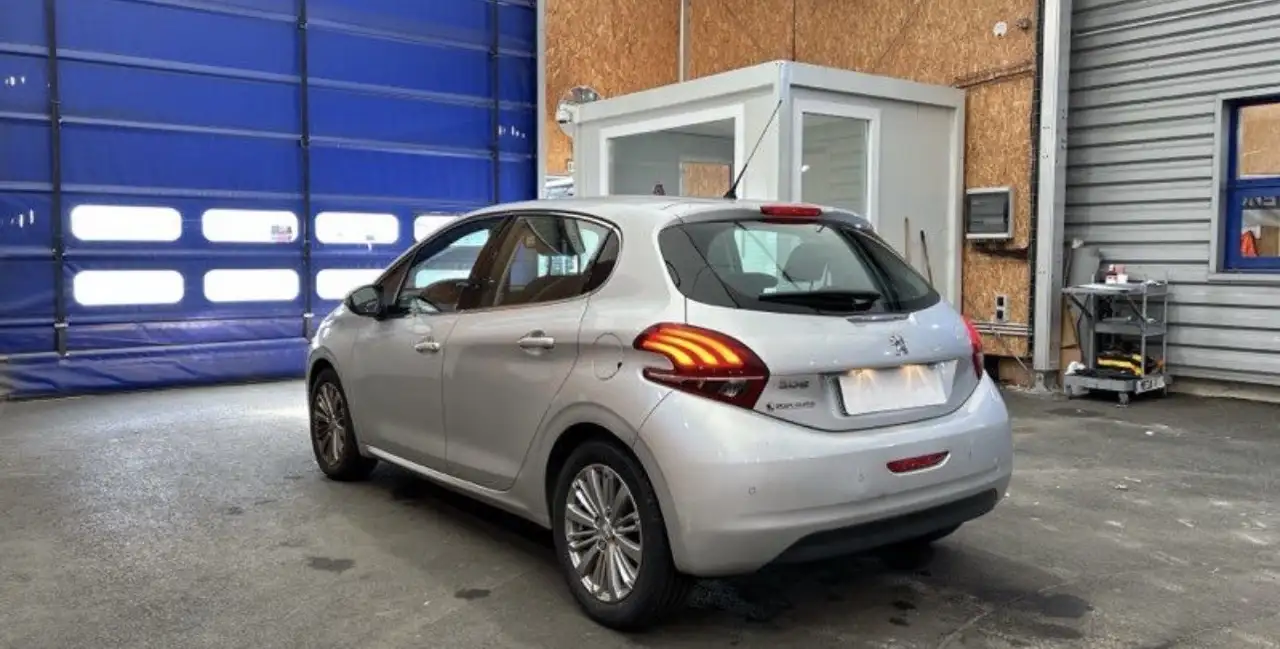 Peugeot 208 208 — photo 2