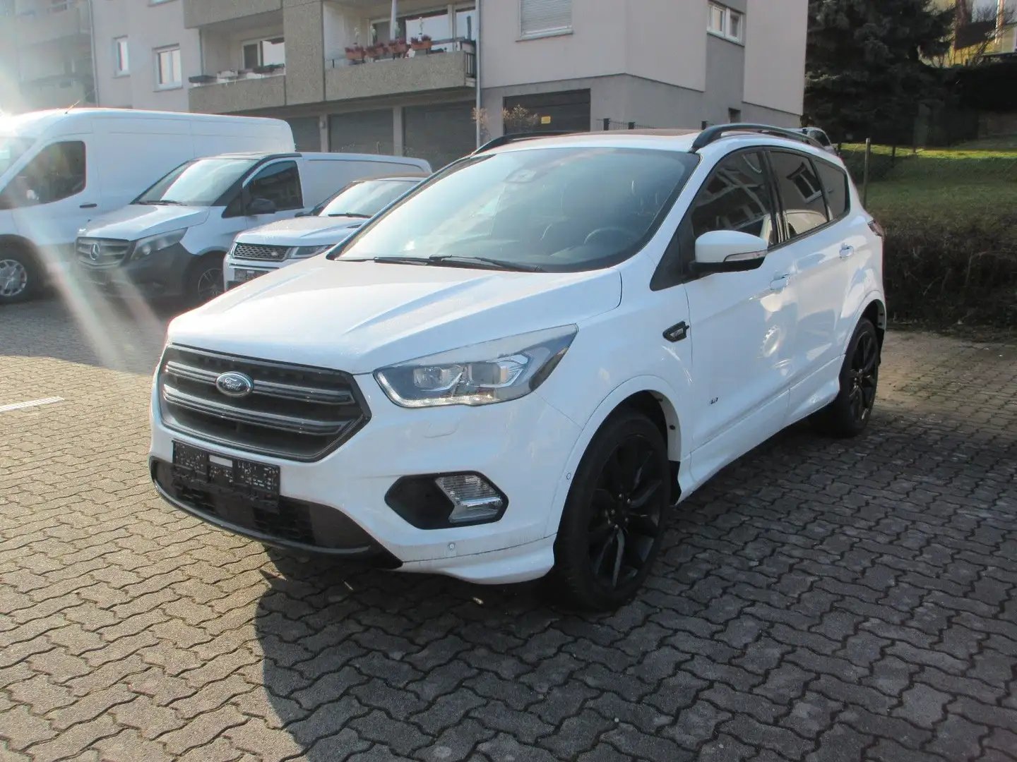Ford Kuga ST-Line1.5 4x4 /Navi/Bi-Xenon/Panoramadach/ Weiß - 1