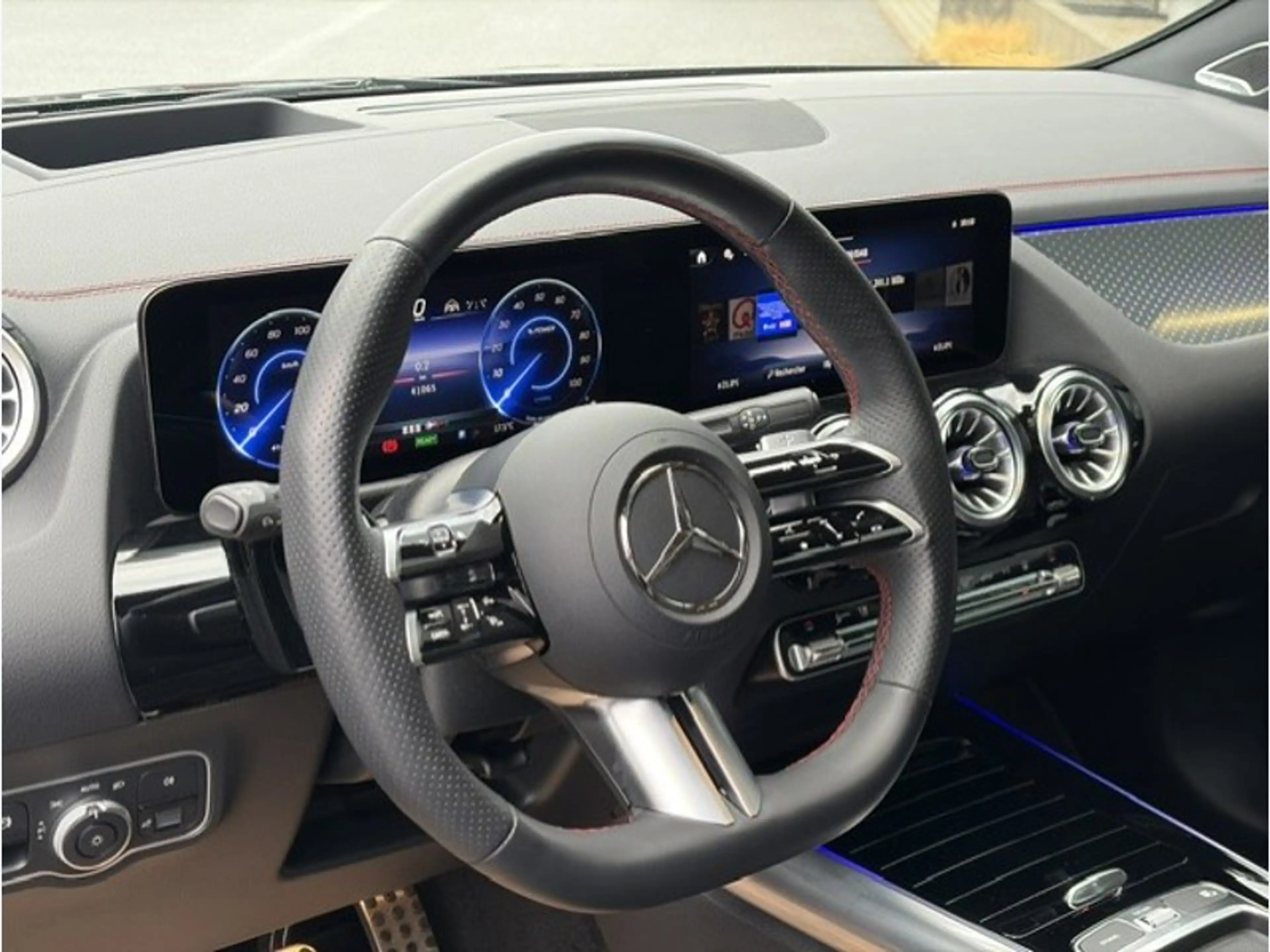 Mercedes-Benz EQA 350 4MATIC AMG Toit Pano — photo 3
