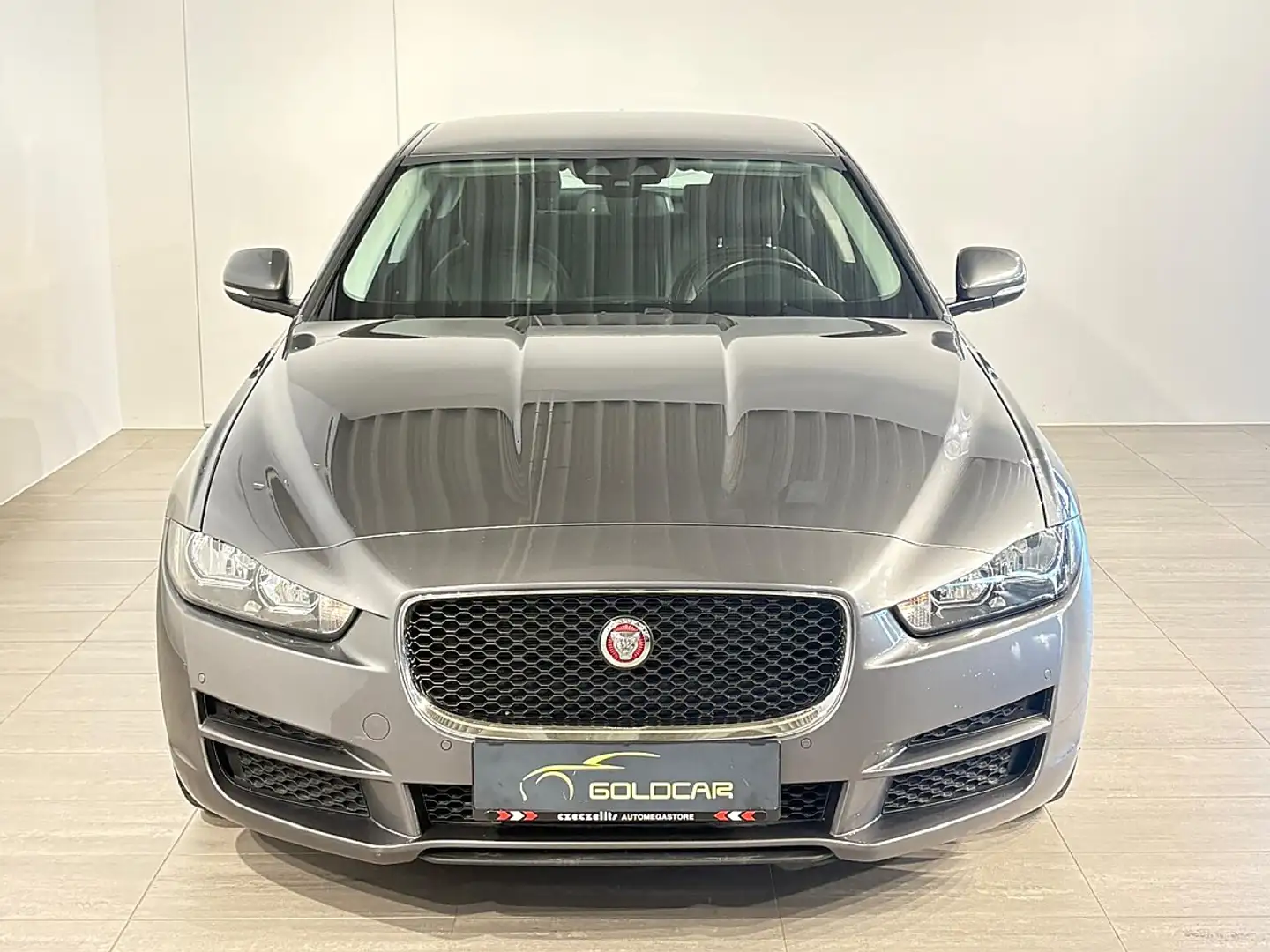 Jaguar XE 20d Prestige Aut. Grau - 2
