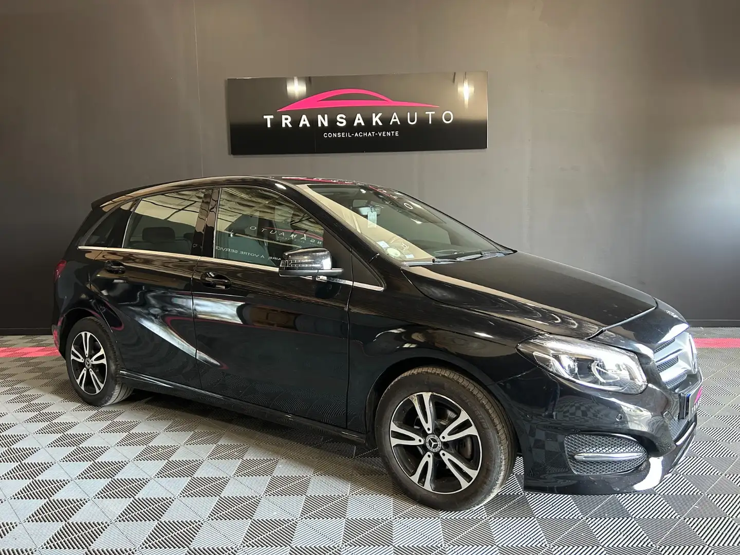 Mercedes-Benz Inspiration Noir - 1