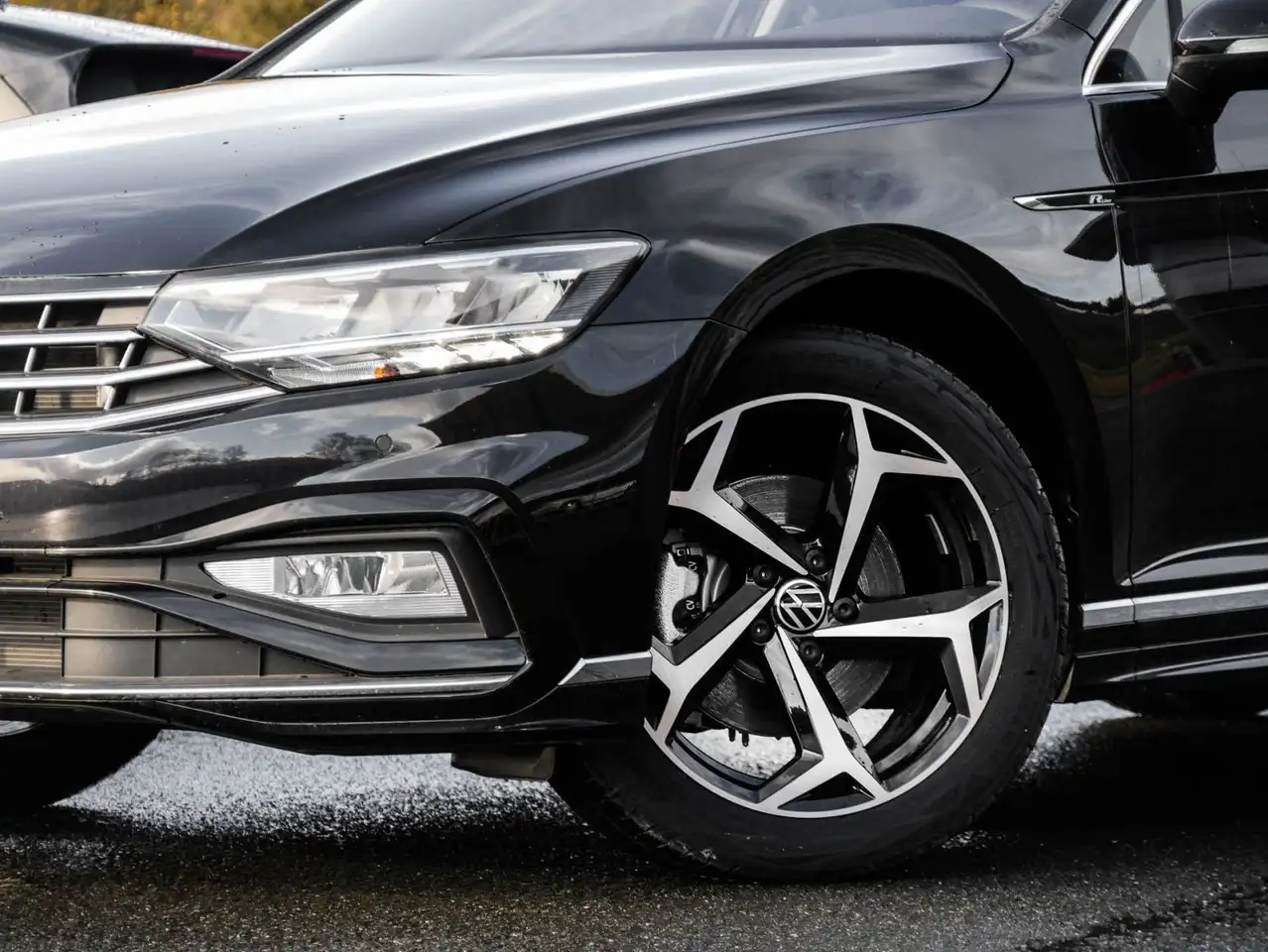 Volkswagen Passat Variant 1.5 TSI R-Line Elegance AHK Rear 6