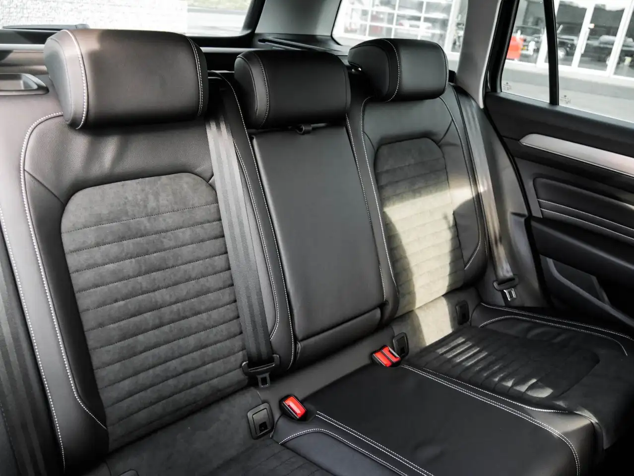 Volkswagen Passat Variant 1.5 TSI R-Line Elegance AHK Rear 5