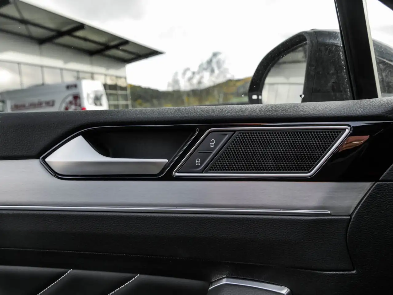 Volkswagen Passat Variant 1.5 TSI R-Line Elegance AHK Rear 15