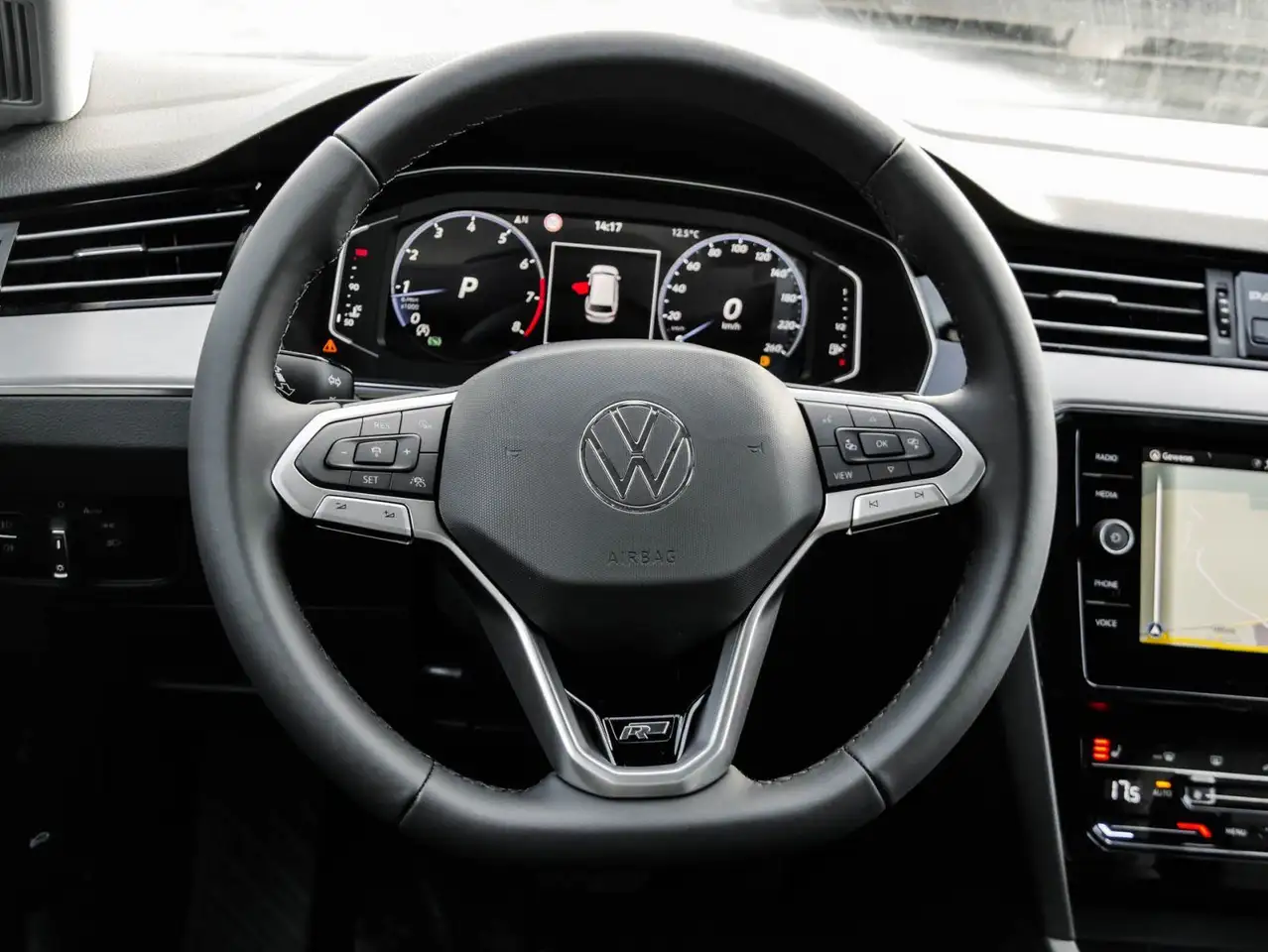 Volkswagen Passat Variant 1.5 TSI R-Line Elegance AHK Rear 11