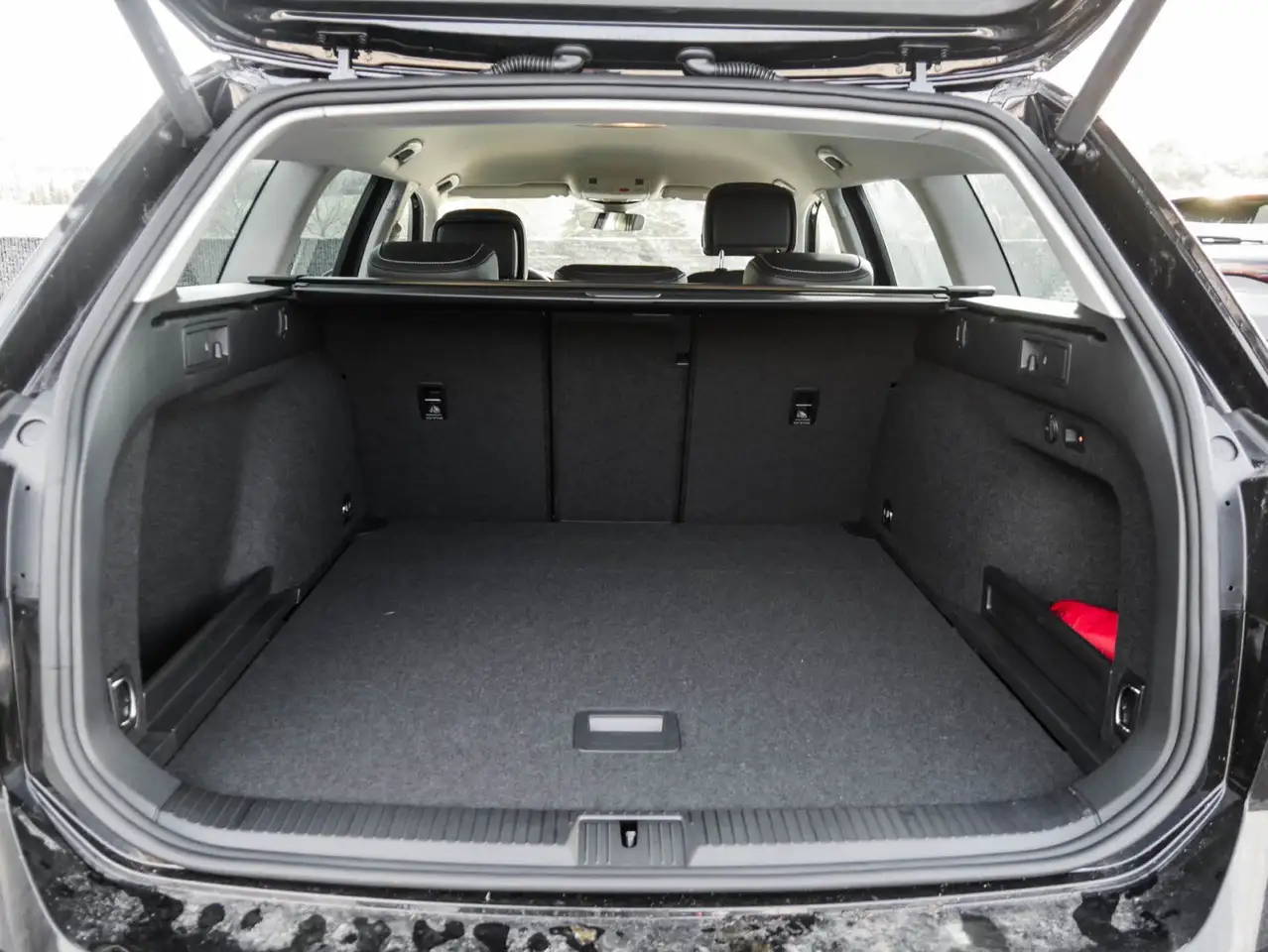 Volkswagen Passat Variant 1.5 TSI R-Line Elegance AHK Rear 10
