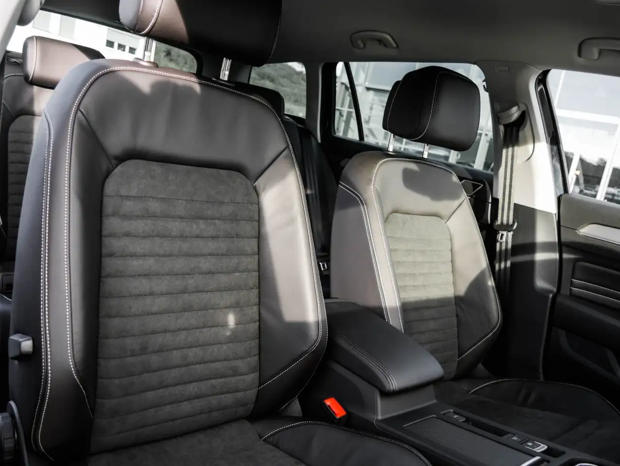 Volkswagen Passat Variant 1.5 TSI R-Line Elegance AHK Rear 7