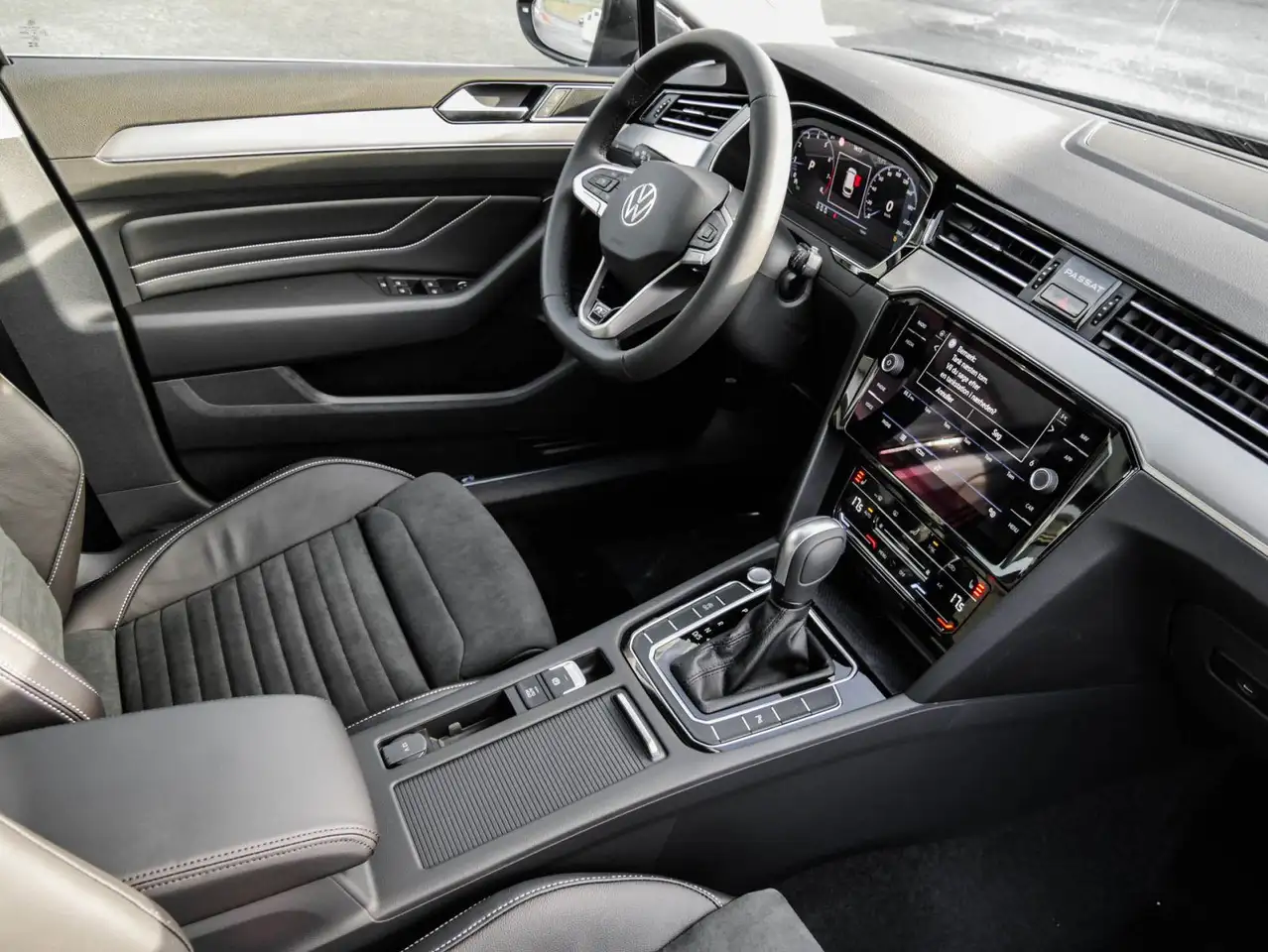 Volkswagen Passat Variant 1.5 TSI R-Line Elegance AHK Rear 4