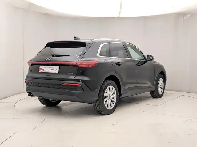 Audi Q5 view 4