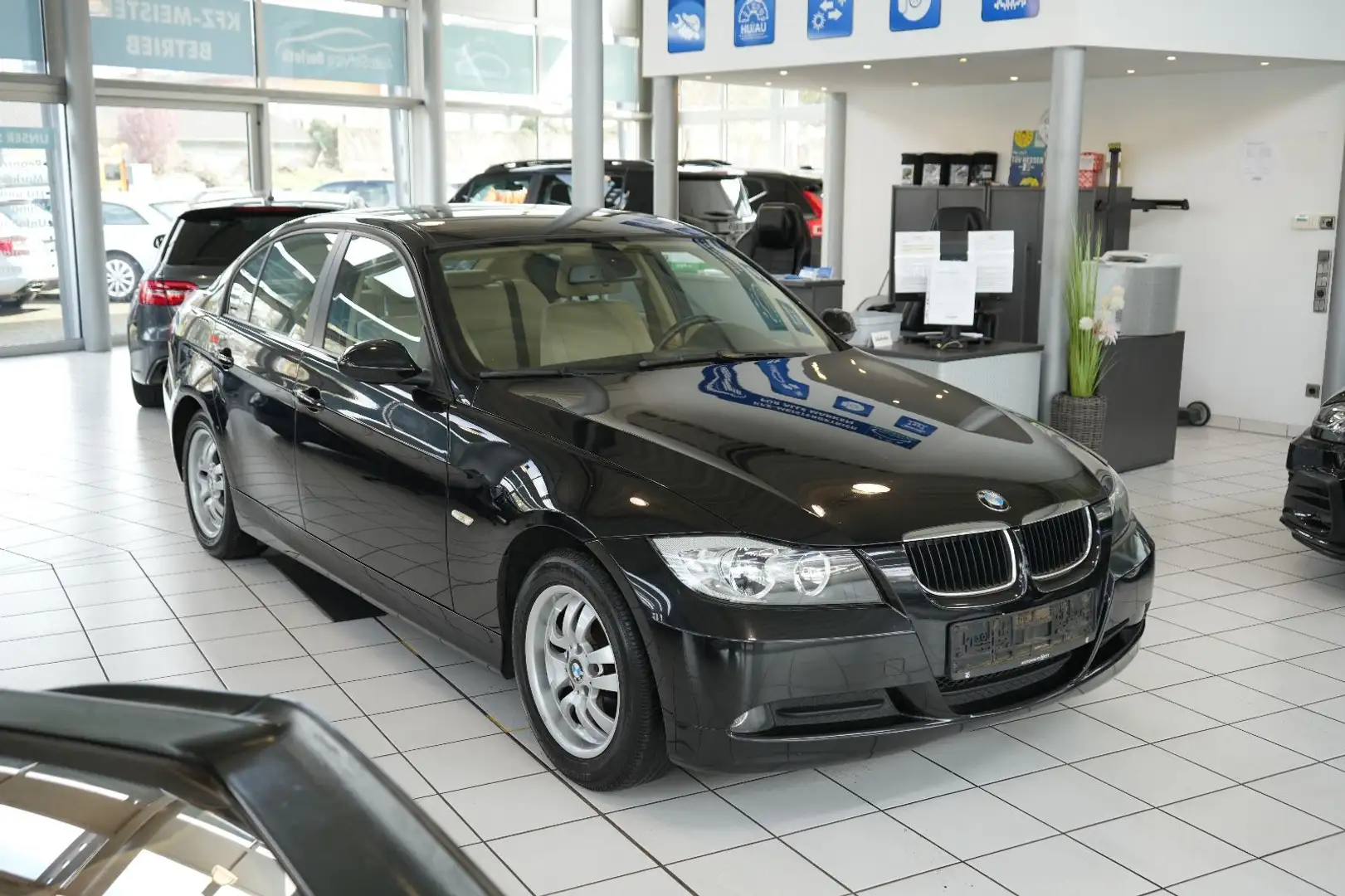 BMW 318 i Limousine Automatik Noir - 1
