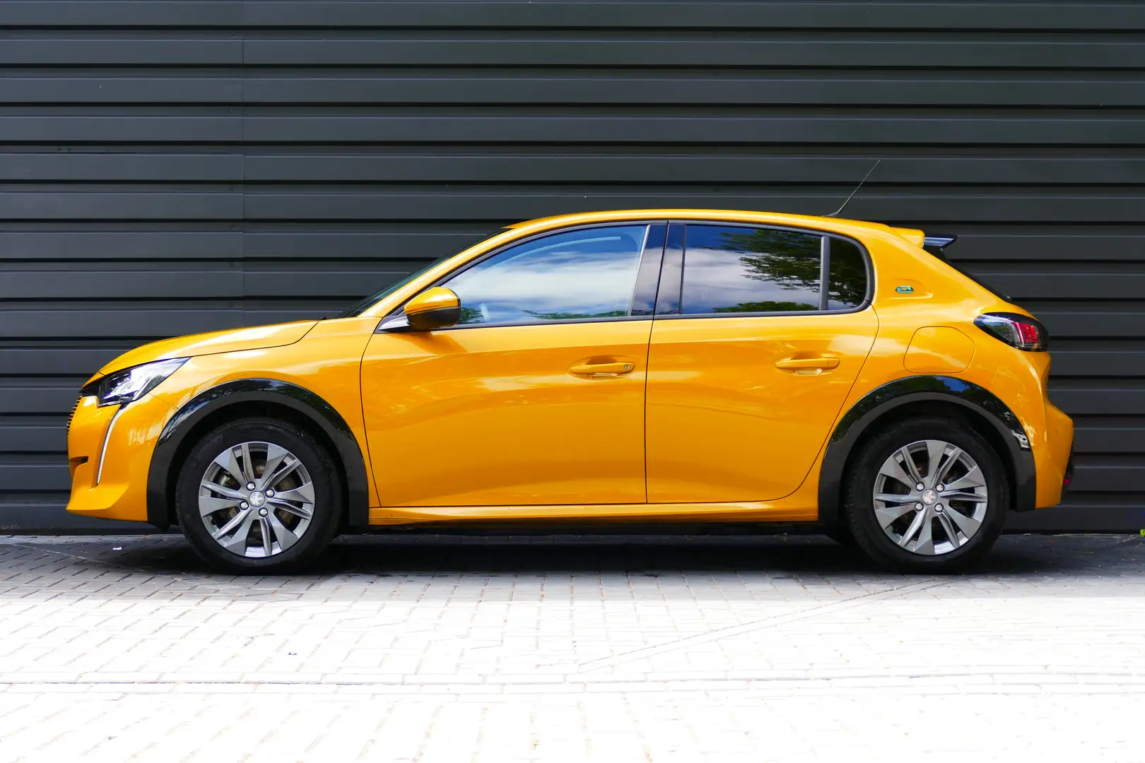 Peugeot e-208 EV 136PK 50KWH ALLURE AUTOMAAT / NAVI / LED / PDC Galben - 2