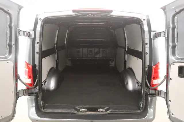 Mercedes-Benz Vito view 3