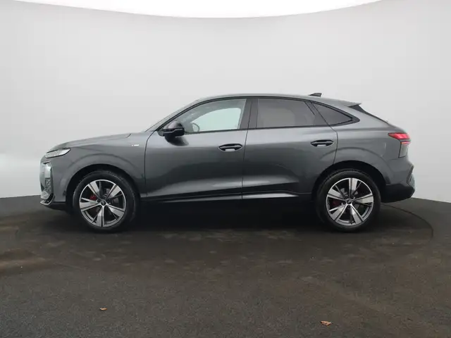 Audi Q3 view 4