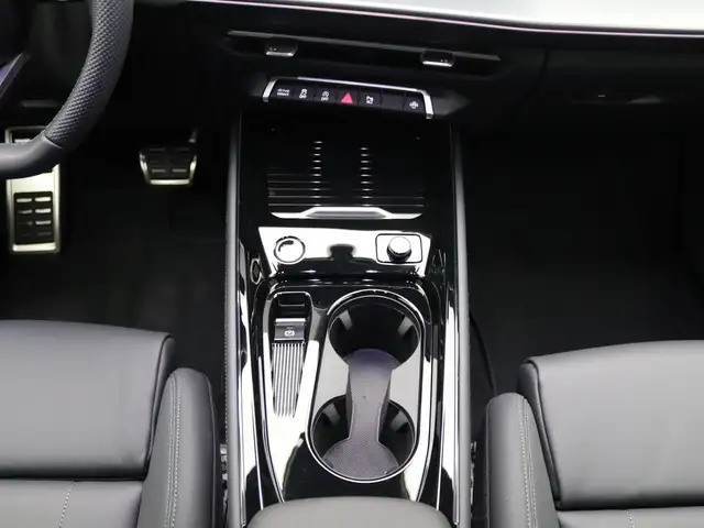 Audi Q3 view 13