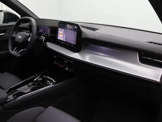 Audi Q3 view 14