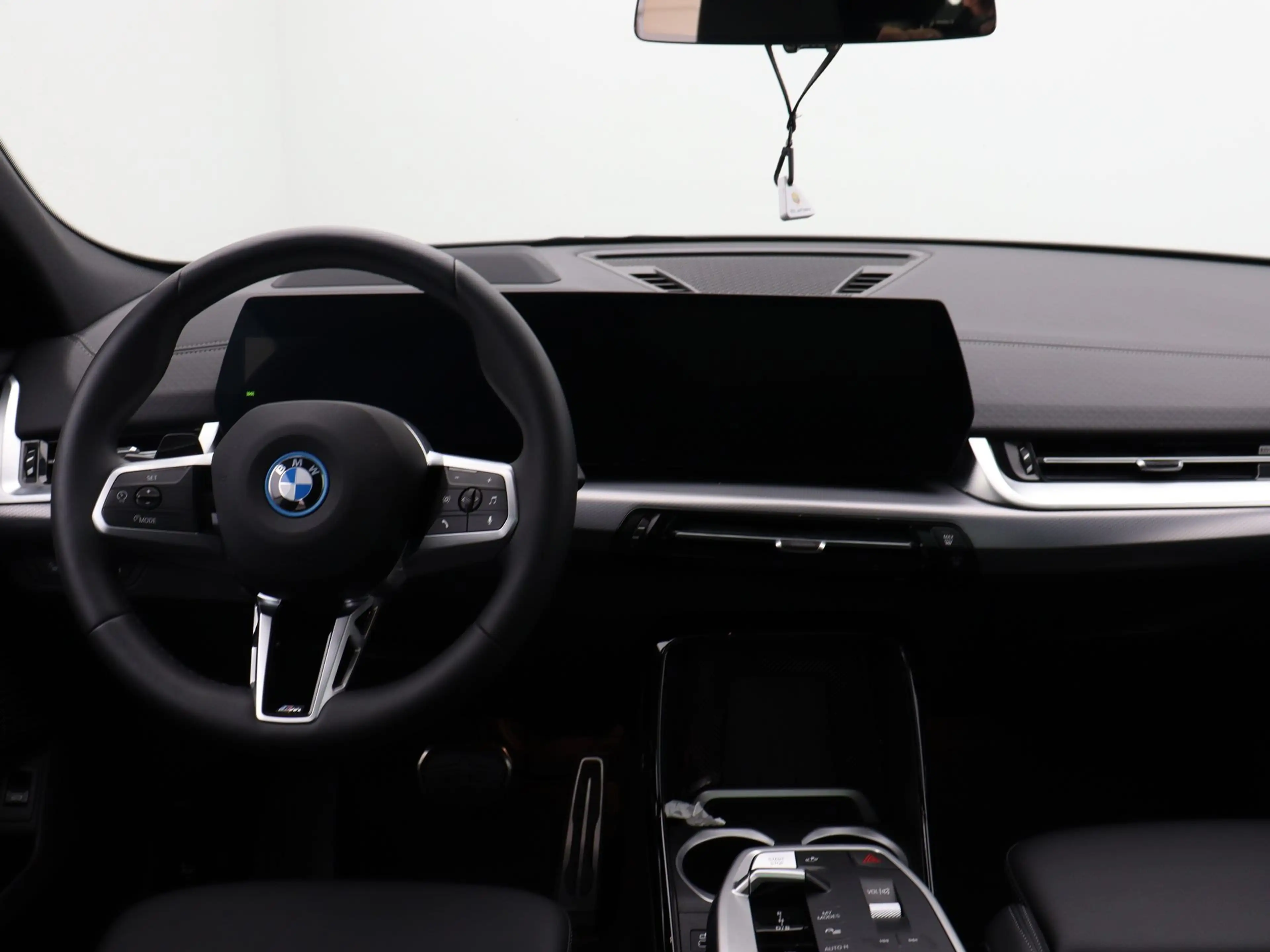 BMW iX2 xDrive30 67 kWh M Sport Edition — photo 12