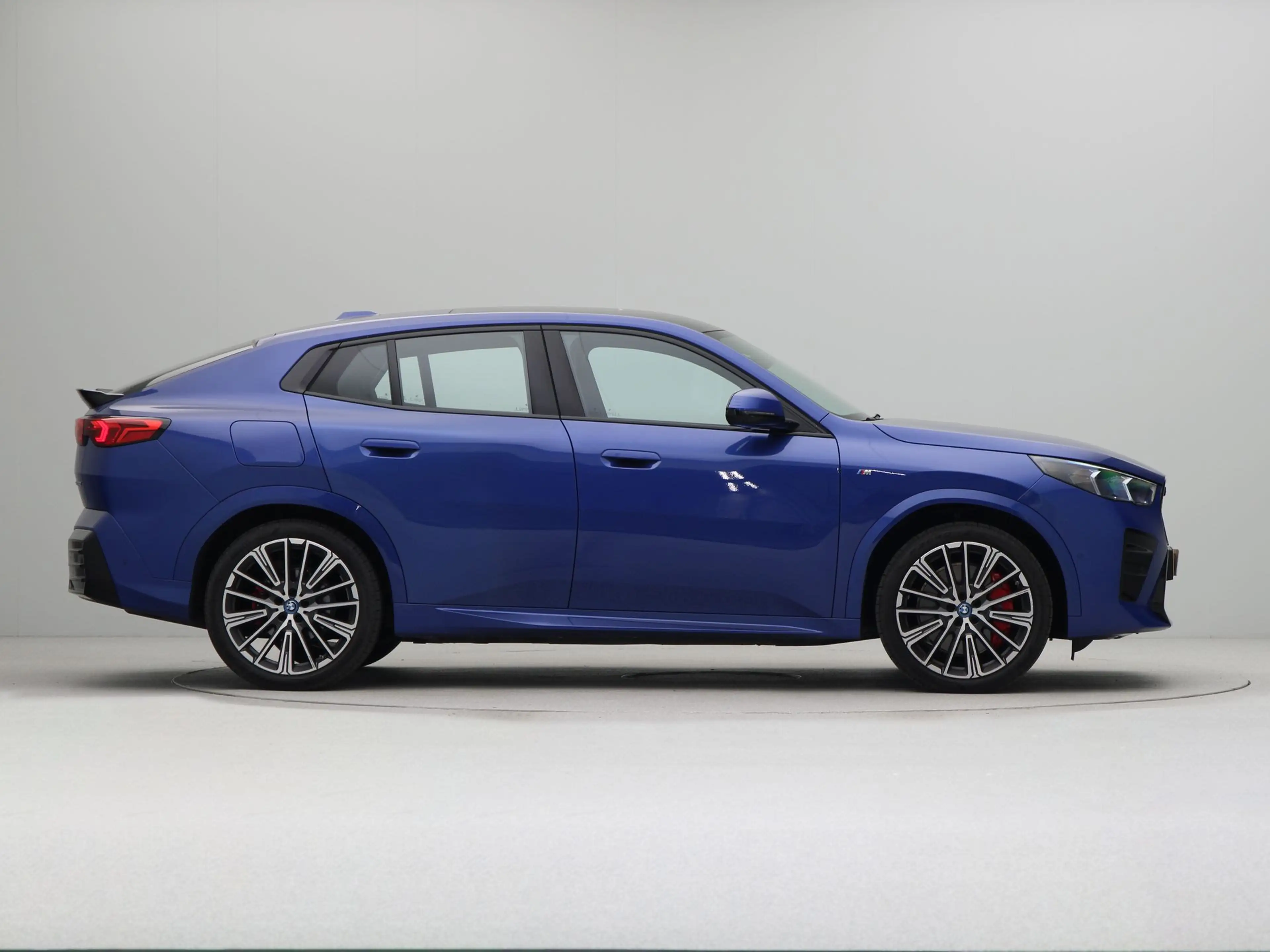BMW iX2 xDrive30 67 kWh M Sport Edition — photo 7