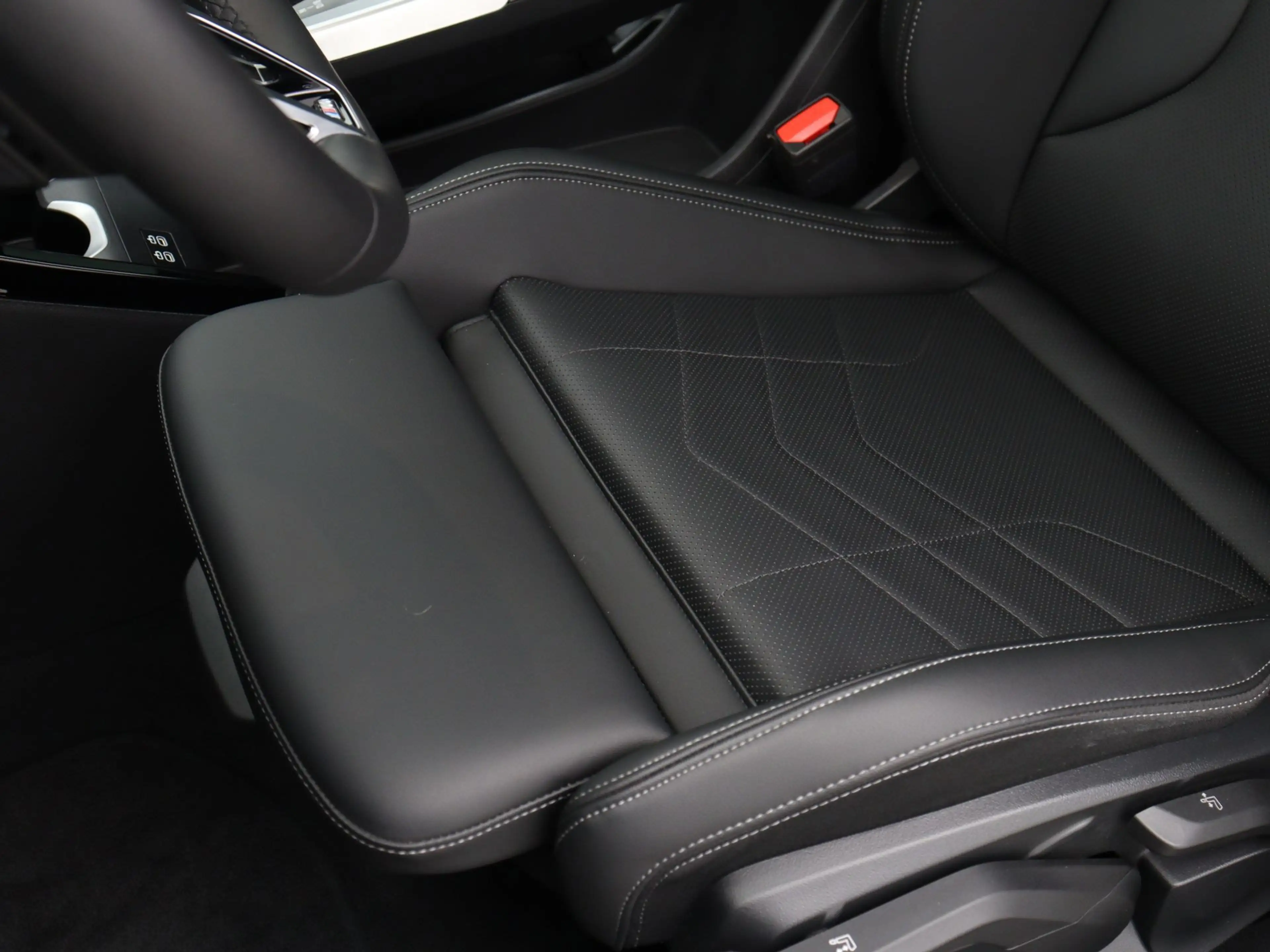 BMW iX2 xDrive30 67 kWh M Sport Edition — photo 14