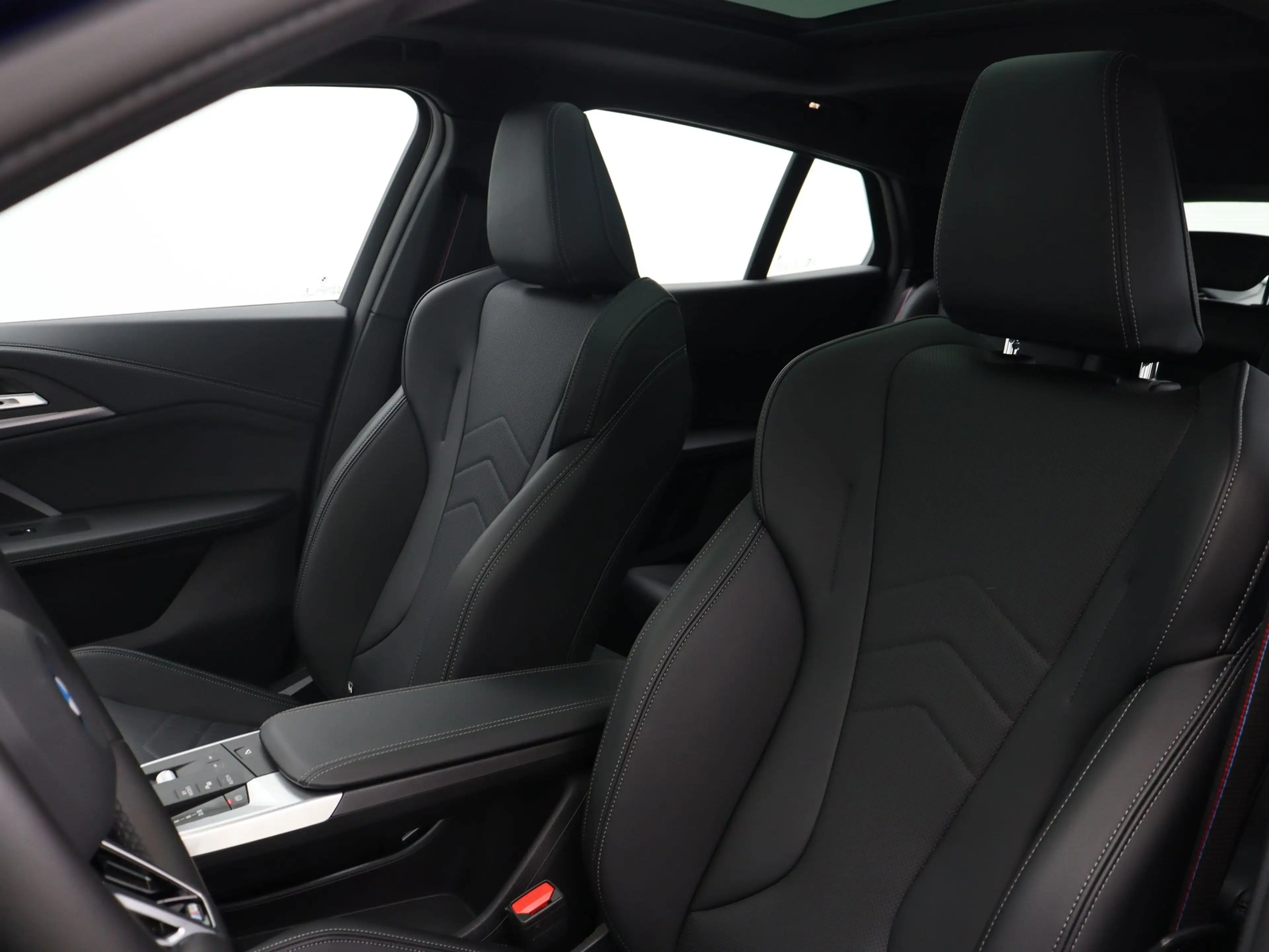 BMW iX2 xDrive30 67 kWh M Sport Edition — photo 4