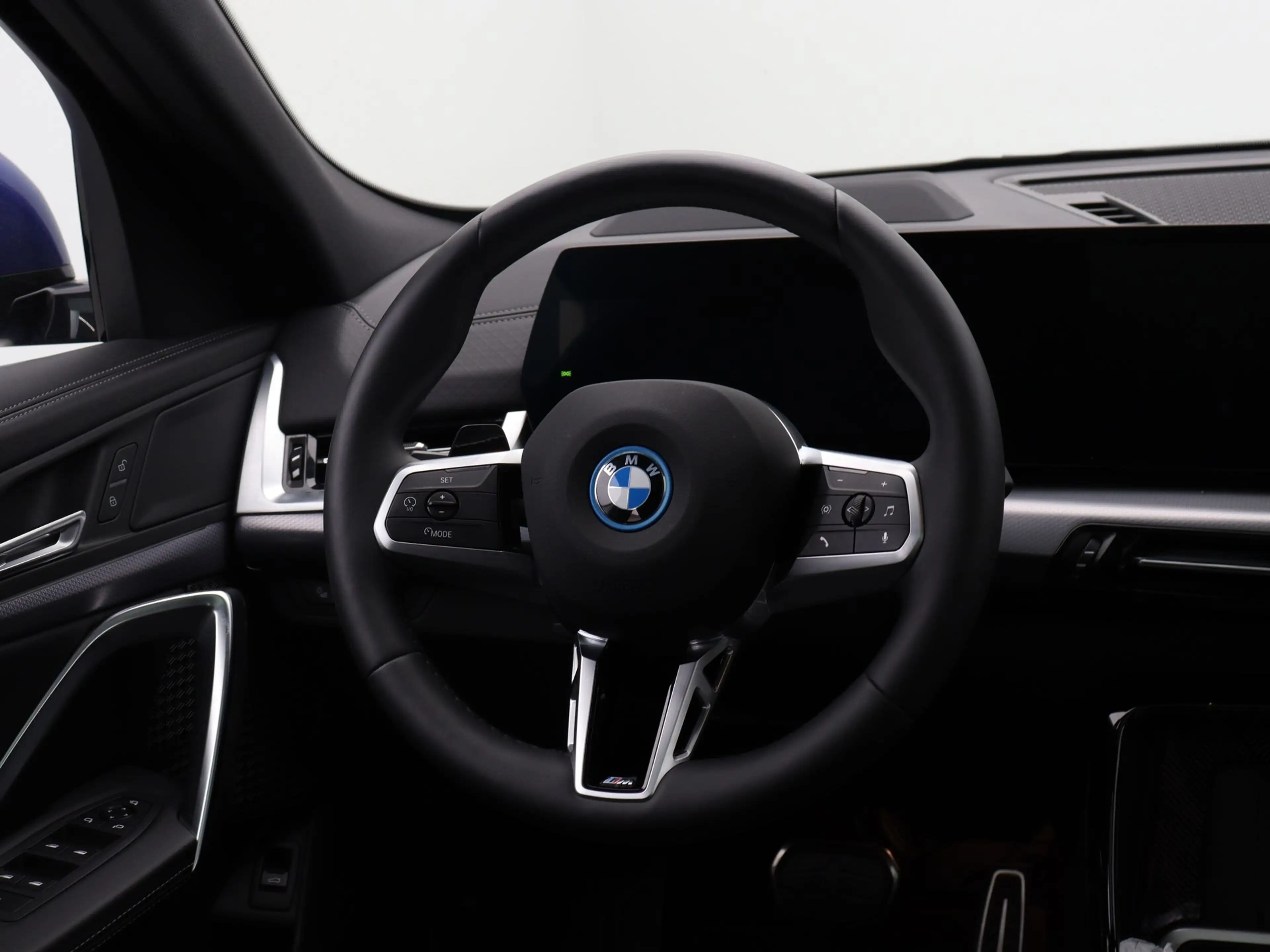 BMW iX2 xDrive30 67 kWh M Sport Edition — photo 2