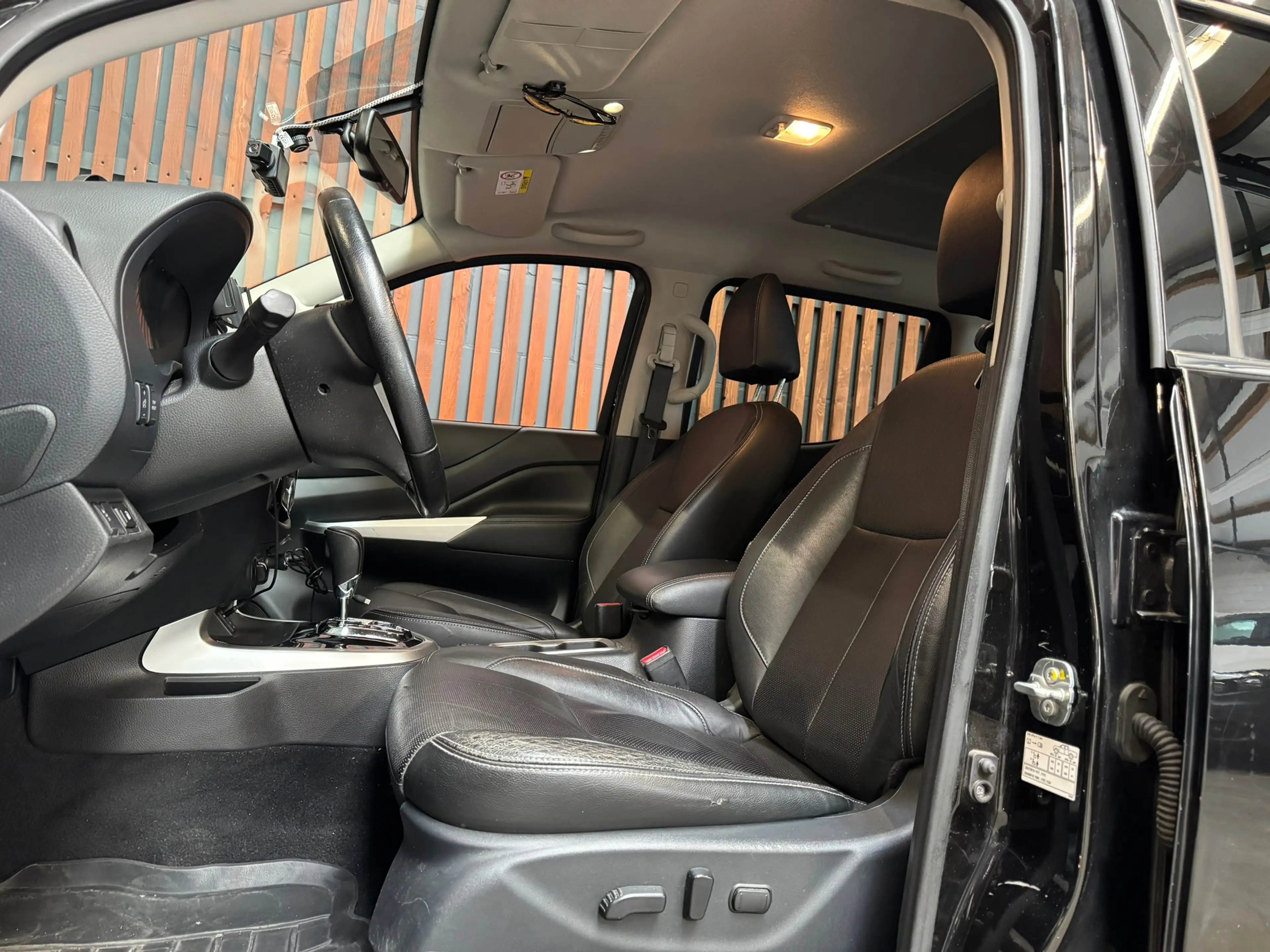 Nissan Navara 2.3 dCi AUT MARGE Tekna+ Double Cab 4WD NAVI-CLIMA — photo 9