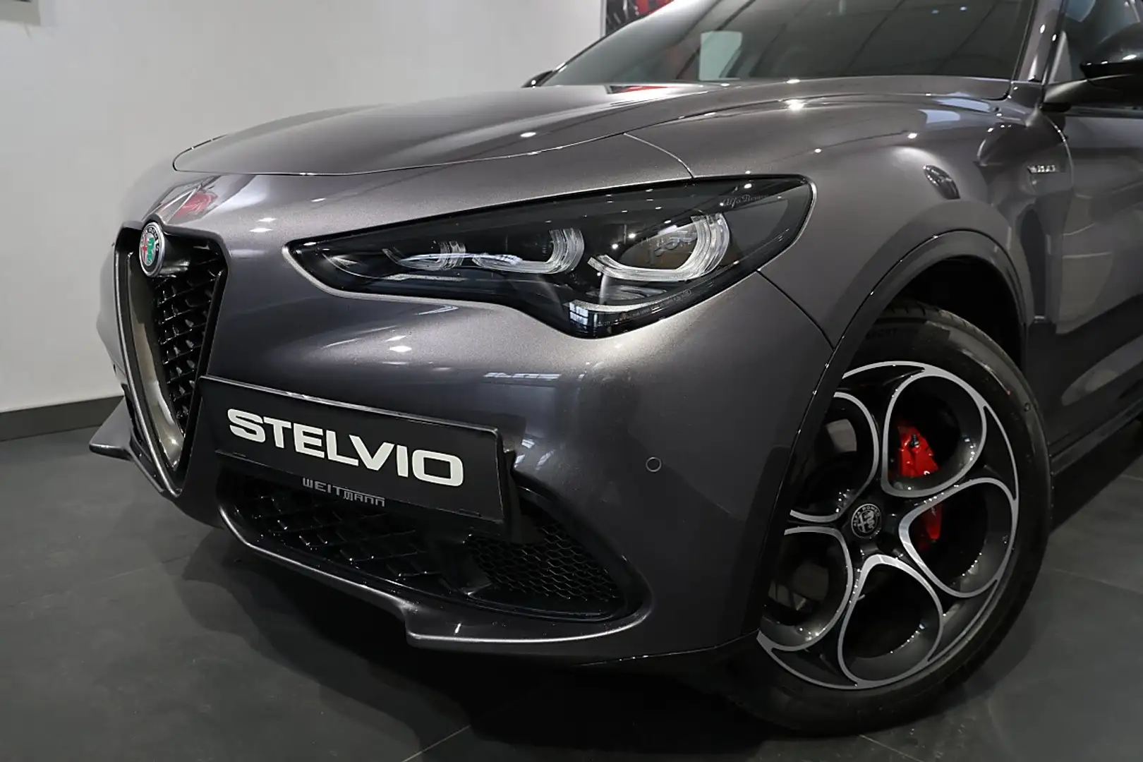 Alfa Romeo Stelvio 2.2 16V 210PS AT8 Q4 Veloce Grau - 2