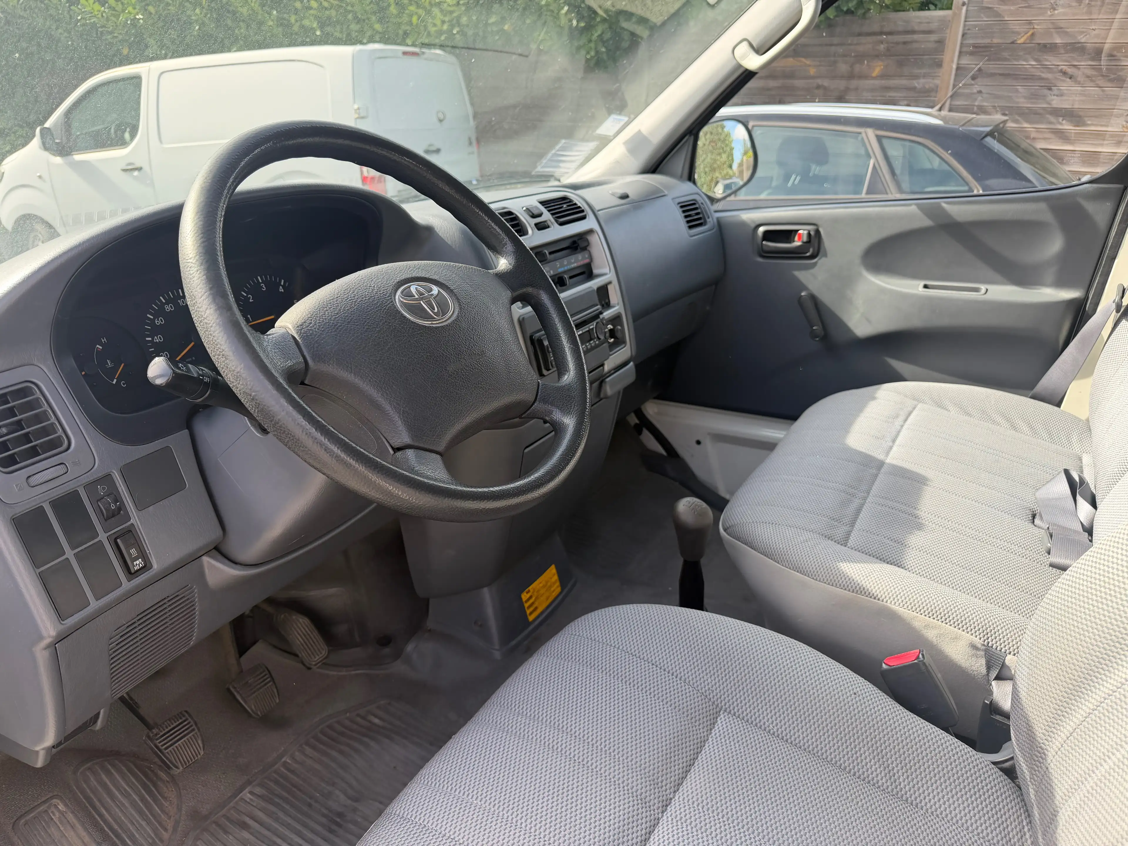 Toyota Hiace 2.5 Turbo D-4D SX — photo 8