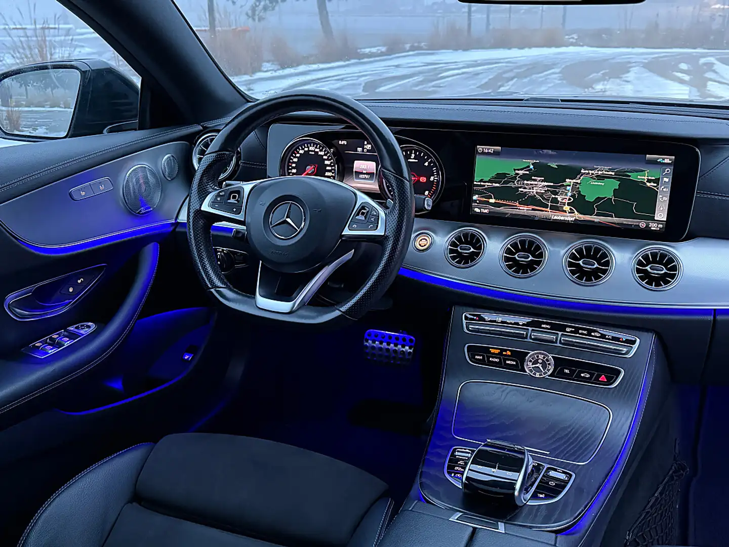 Mercedes-Benz E 220 d // 4MATIC // AMG-Line // PANORAMA Gris - 2