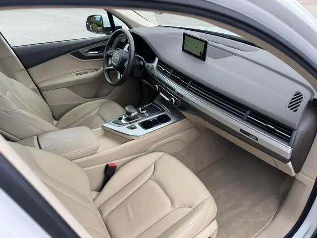 Audi Q7 view 8