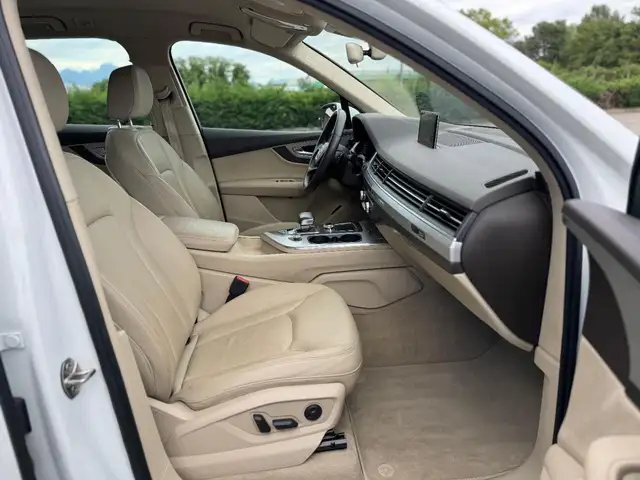 Audi Q7 view 9
